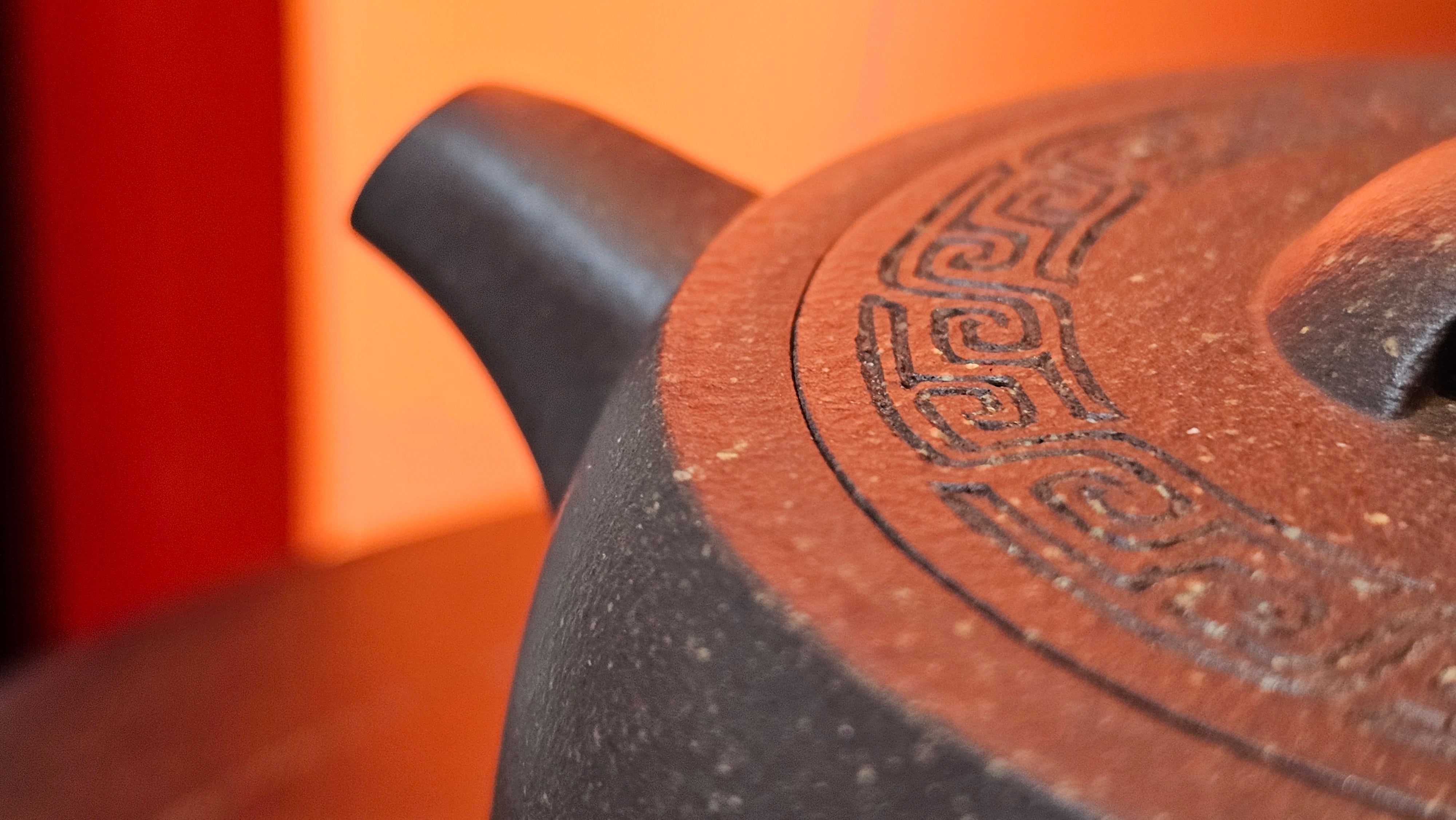 Niu Gai Jing Lan《牛盖井栏》, 164.3ml, Hei Zi Ni 黑紫泥, with Chinese Bronze Age Patterns~Engraving Art 青铜器纹样~刻绘, by our Craftsman Zhang Huan 张欢 ~ Congratulations to Mr T.A.! 2039hrs 15th Oct 2025, Samorin! Slovakia🇸🇰!