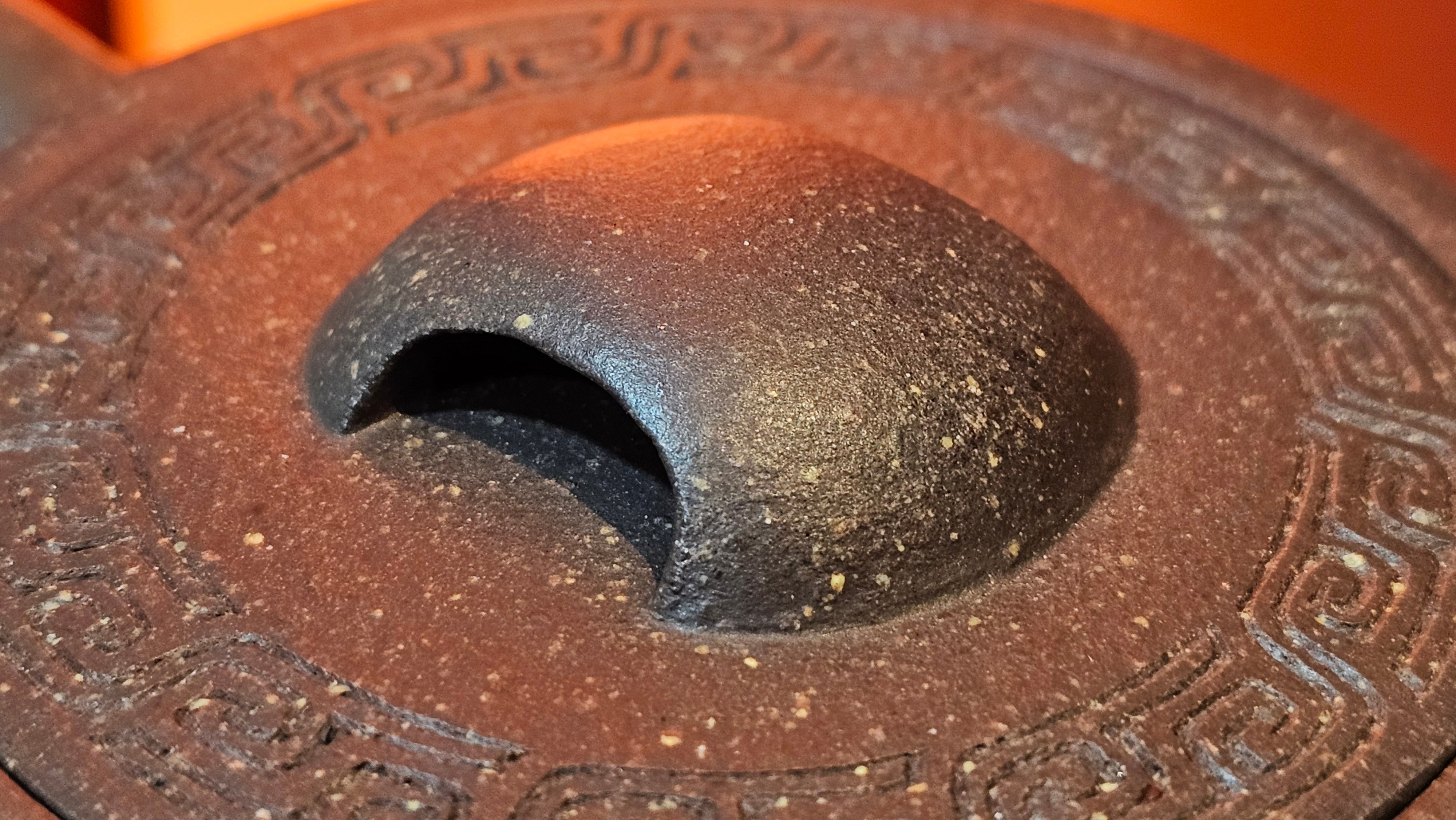 Niu Gai Jing Lan《牛盖井栏》, 164.3ml, Hei Zi Ni 黑紫泥, with Chinese Bronze Age Patterns~Engraving Art 青铜器纹样~刻绘, by our Craftsman Zhang Huan 张欢 ~ Congratulations to Mr T.A.! 2039hrs 15th Oct 2025, Samorin! Slovakia🇸🇰!