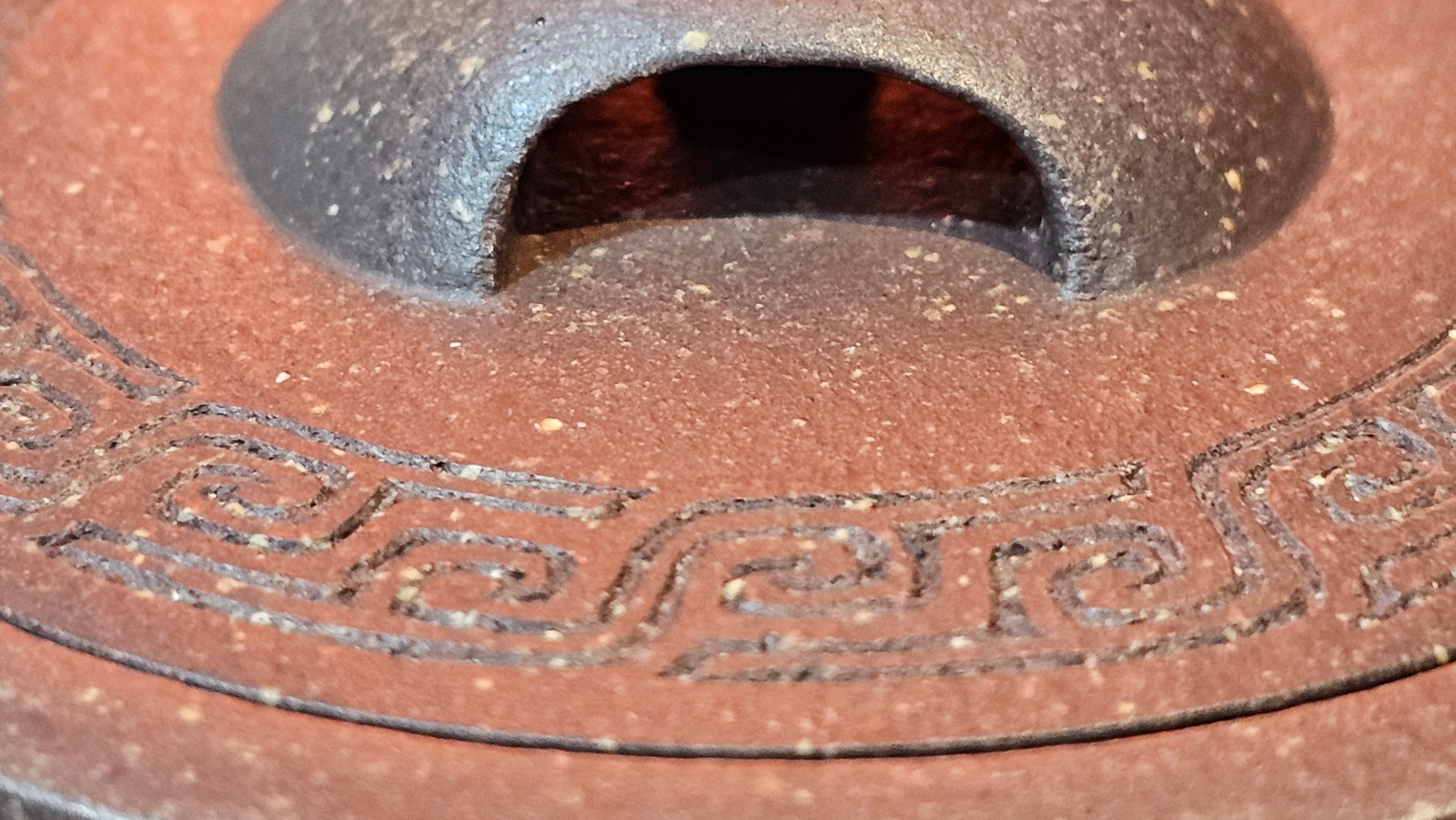 Niu Gai Jing Lan《牛盖井栏》, 164.3ml, Hei Zi Ni 黑紫泥, with Chinese Bronze Age Patterns~Engraving Art 青铜器纹样~刻绘, by our Craftsman Zhang Huan 张欢 ~ Congratulations to Mr T.A.! 2039hrs 15th Oct 2025, Samorin! Slovakia🇸🇰!