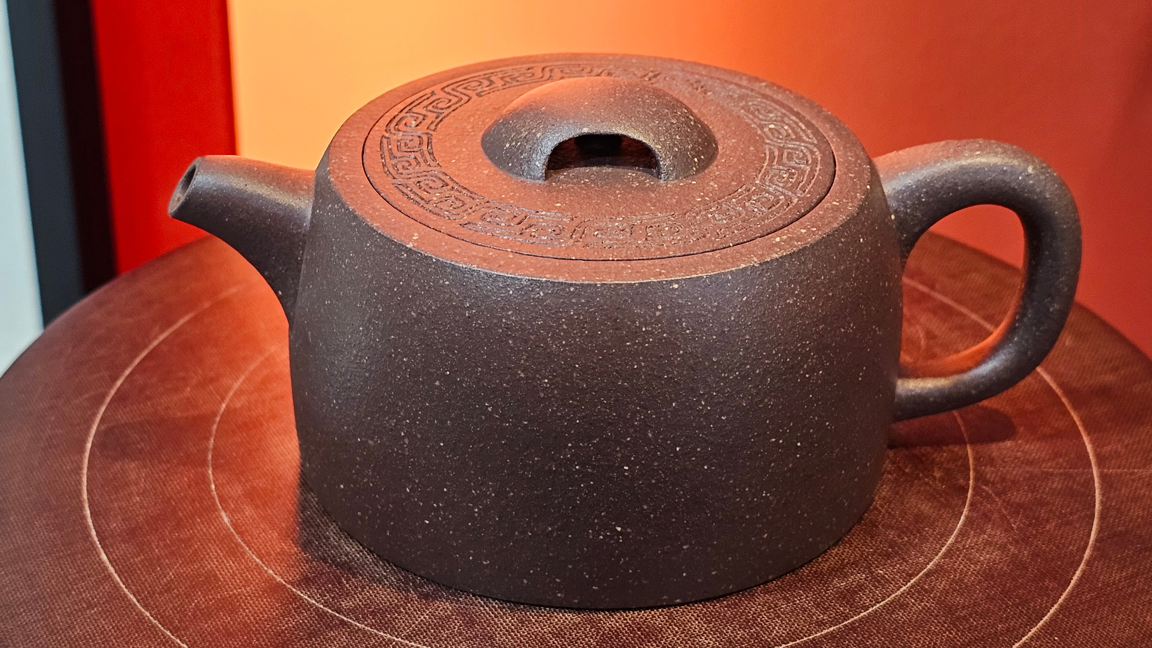 Niu Gai Jing Lan《牛盖井栏》, 164.3ml, Hei Zi Ni 黑紫泥, with Chinese Bronze Age Patterns~Engraving Art 青铜器纹样~刻绘, by our Craftsman Zhang Huan 张欢 ~ Congratulations to Mr T.A.! 2039hrs 15th Oct 2025, Samorin! Slovakia🇸🇰!