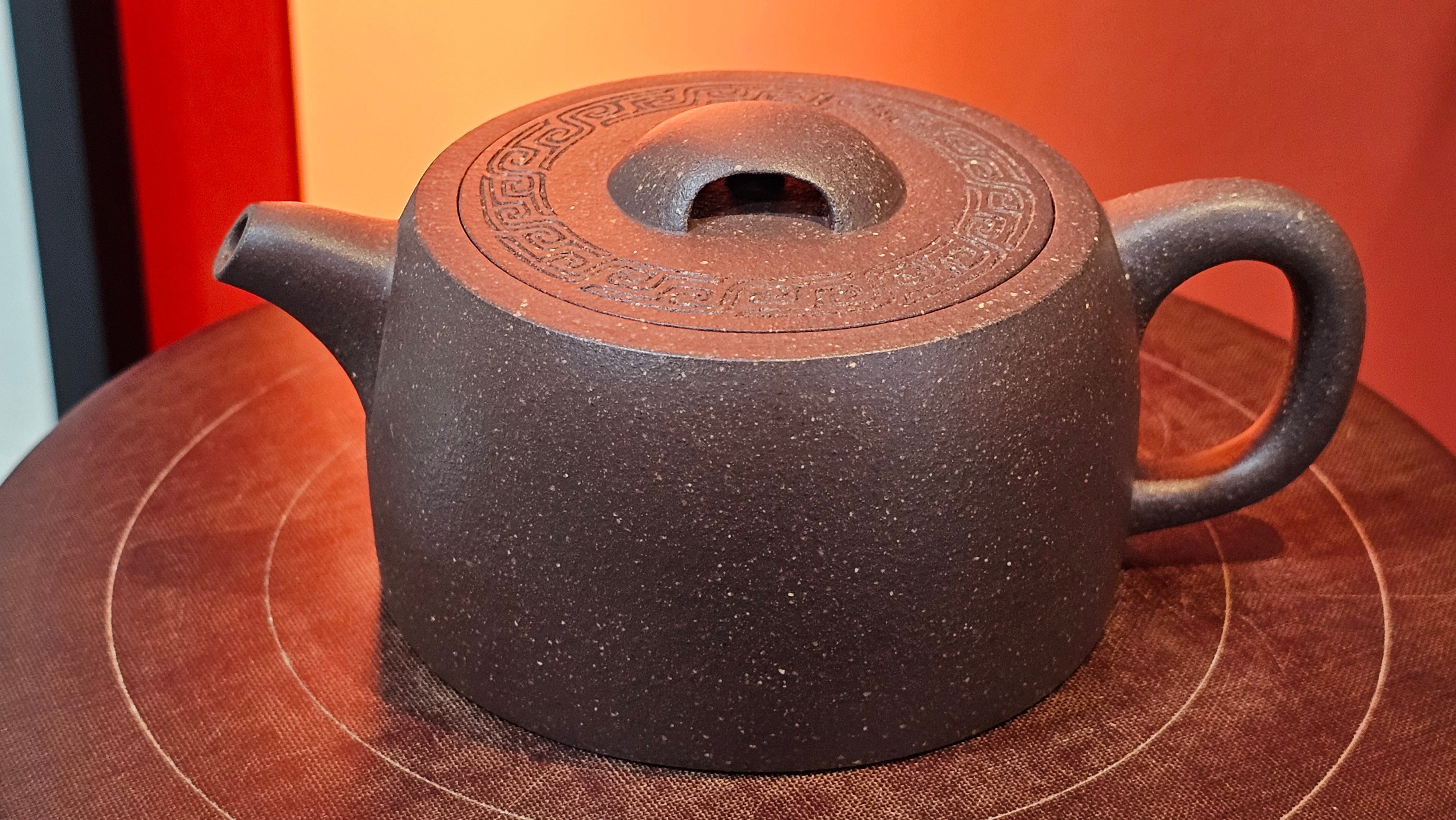 Niu Gai Jing Lan《牛盖井栏》, 164.3ml, Hei Zi Ni 黑紫泥, with Chinese Bronze Age Patterns~Engraving Art 青铜器纹样~刻绘, by our Craftsman Zhang Huan 张欢 ~ Congratulations to Mr T.A.! 2039hrs 15th Oct 2025, Samorin! Slovakia🇸🇰!