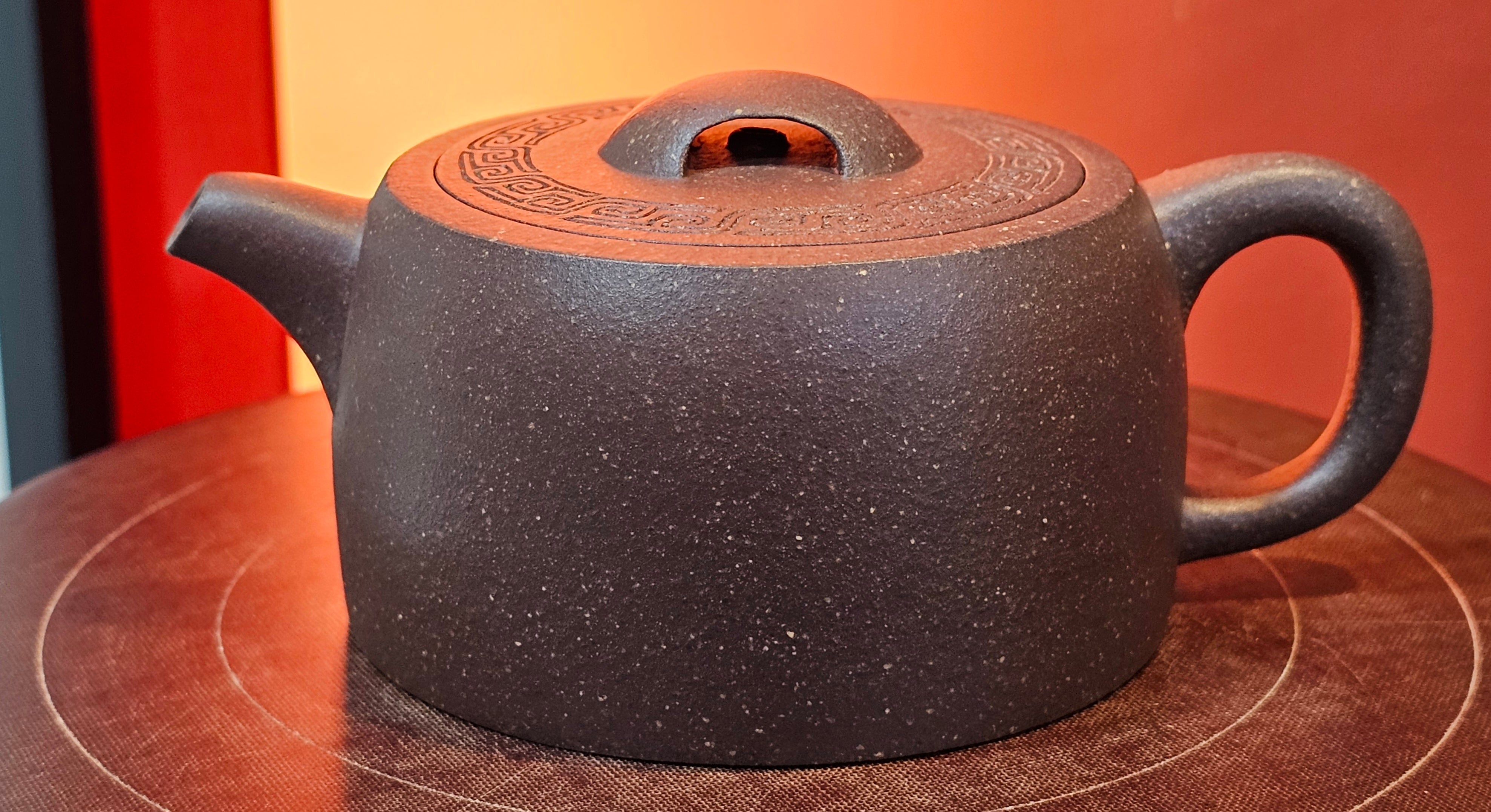 Niu Gai Jing Lan《牛盖井栏》, 164.3ml, Hei Zi Ni 黑紫泥, with Chinese Bronze Age Patterns~Engraving Art 青铜器纹样~刻绘, by our Craftsman Zhang Huan 张欢 ~ Congratulations to Mr T.A.! 2039hrs 15th Oct 2025, Samorin! Slovakia🇸🇰!