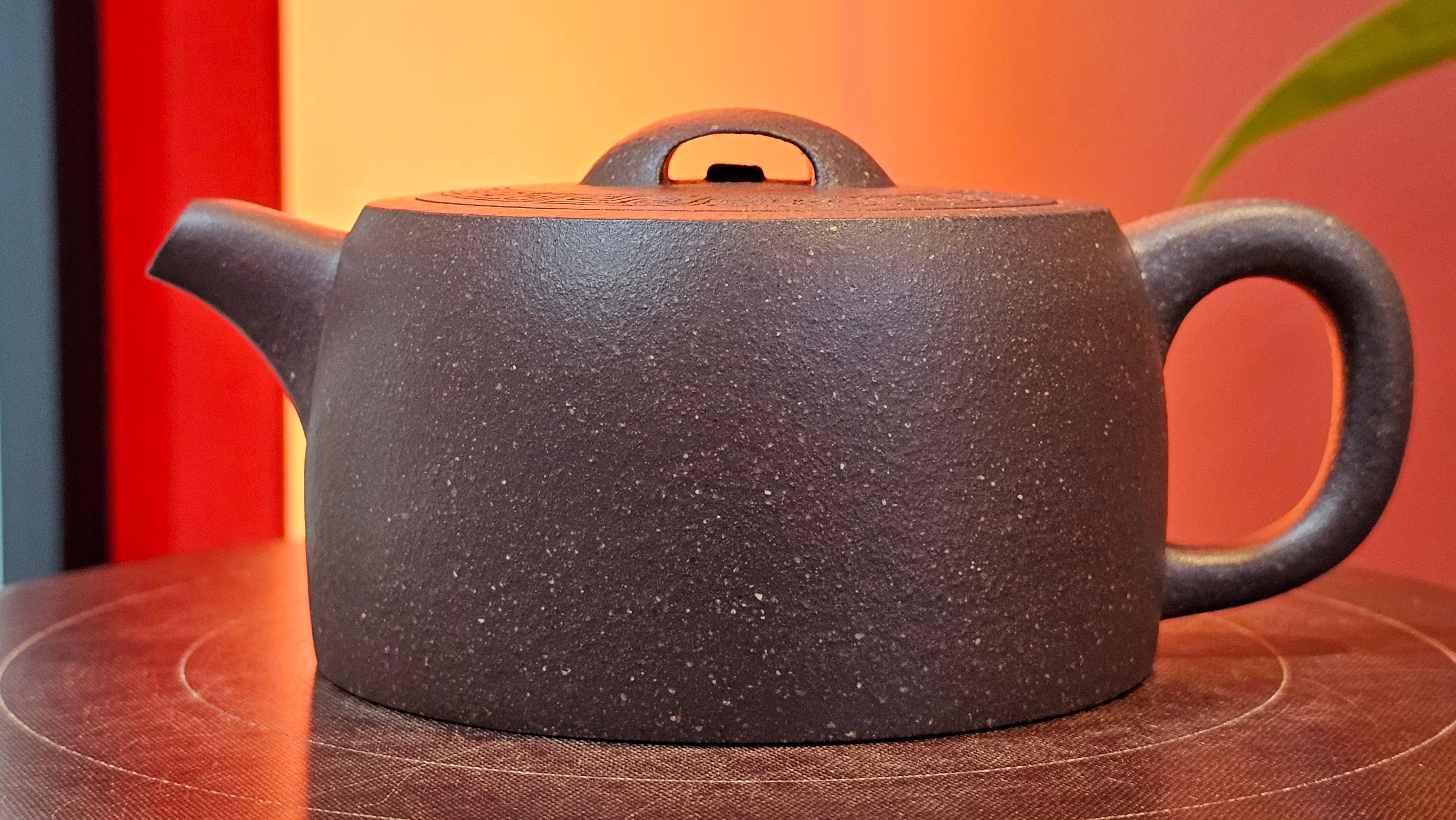 Niu Gai Jing Lan《牛盖井栏》, 164.3ml, Hei Zi Ni 黑紫泥, with Chinese Bronze Age Patterns~Engraving Art 青铜器纹样~刻绘, by our Craftsman Zhang Huan 张欢 ~ Congratulations to Mr T.A.! 2039hrs 15th Oct 2025, Samorin! Slovakia🇸🇰!