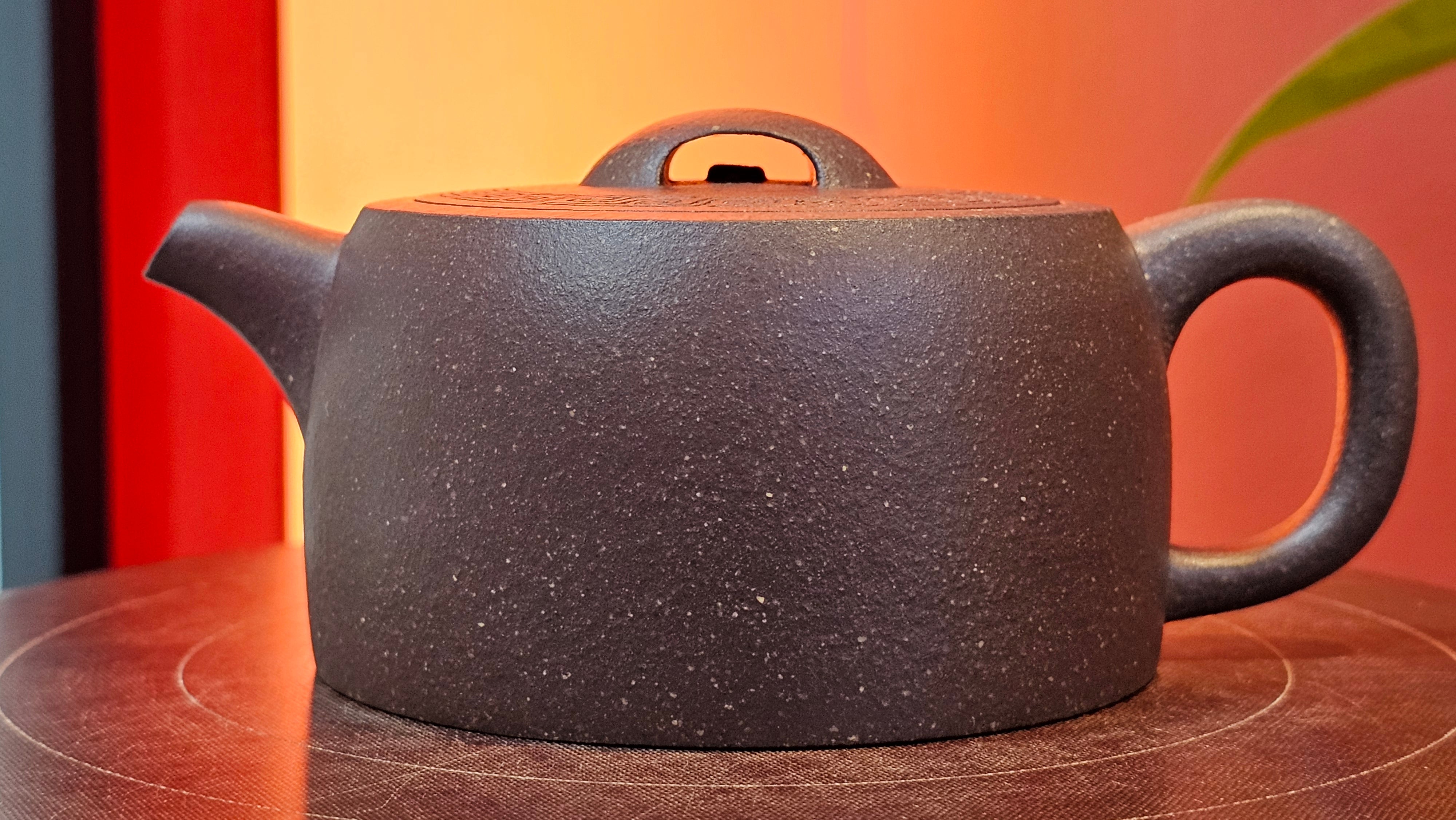 Niu Gai Jing Lan《牛盖井栏》, 164.3ml, Hei Zi Ni 黑紫泥, with Chinese Bronze Age Patterns~Engraving Art 青铜器纹样~刻绘, by our Craftsman Zhang Huan 张欢 ~ Congratulations to Mr T.A.! 2039hrs 15th Oct 2025, Samorin! Slovakia🇸🇰!