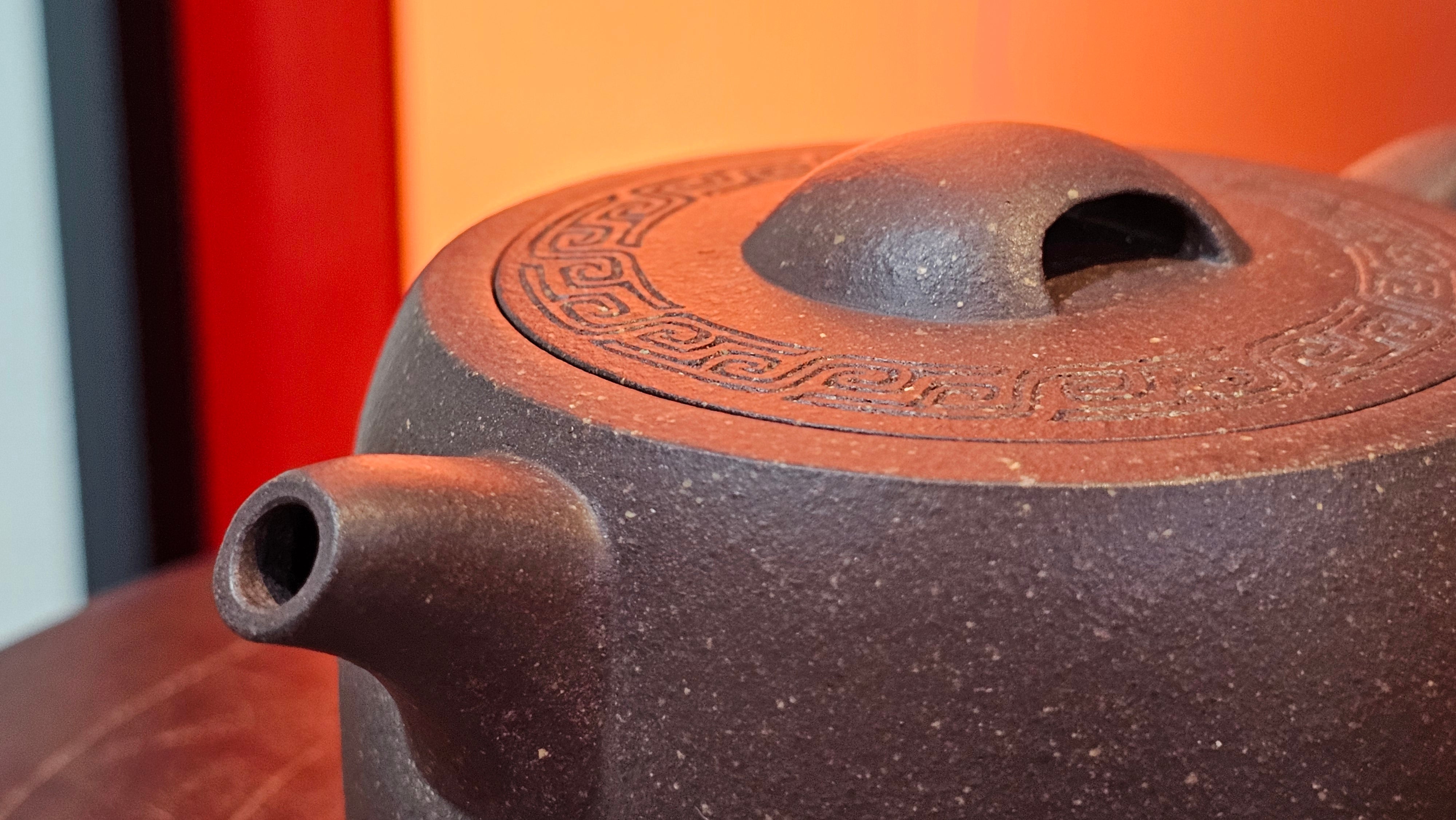 Niu Gai Jing Lan《牛盖井栏》, 164.3ml, Hei Zi Ni 黑紫泥, with Chinese Bronze Age Patterns~Engraving Art 青铜器纹样~刻绘, by our Craftsman Zhang Huan 张欢 ~ Congratulations to Mr T.A.! 2039hrs 15th Oct 2025, Samorin! Slovakia🇸🇰!