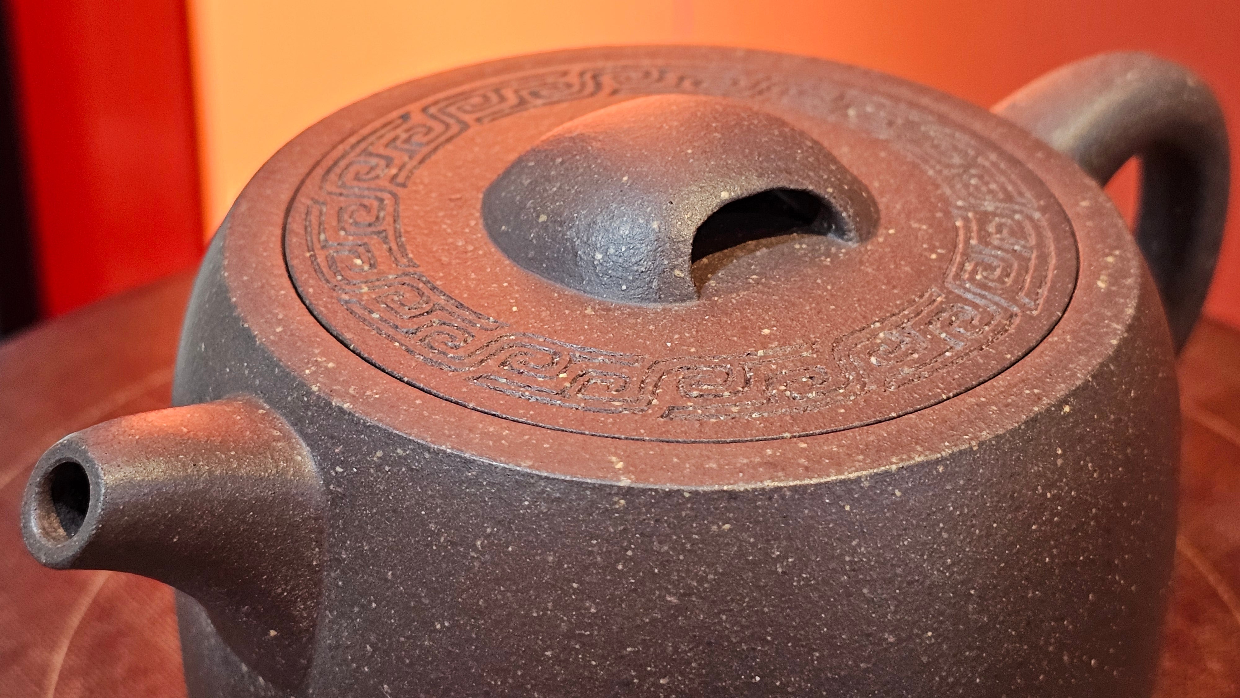 Niu Gai Jing Lan《牛盖井栏》, 164.3ml, Hei Zi Ni 黑紫泥, with Chinese Bronze Age Patterns~Engraving Art 青铜器纹样~刻绘, by our Craftsman Zhang Huan 张欢 ~ Congratulations to Mr T.A.! 2039hrs 15th Oct 2025, Samorin! Slovakia🇸🇰!