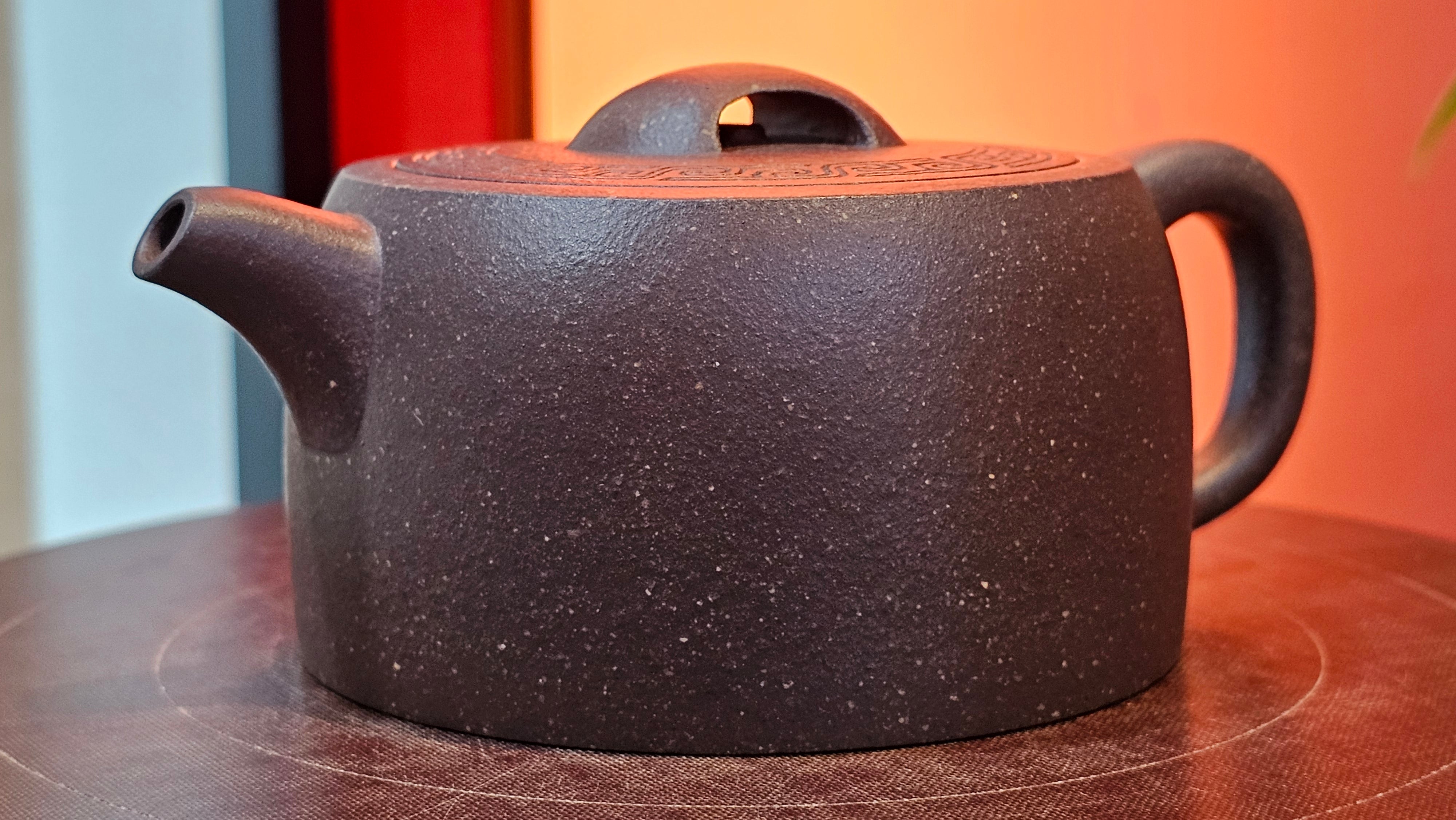 Niu Gai Jing Lan《牛盖井栏》, 164.3ml, Hei Zi Ni 黑紫泥, with Chinese Bronze Age Patterns~Engraving Art 青铜器纹样~刻绘, by our Craftsman Zhang Huan 张欢 ~ Congratulations to Mr T.A.! 2039hrs 15th Oct 2025, Samorin! Slovakia🇸🇰!