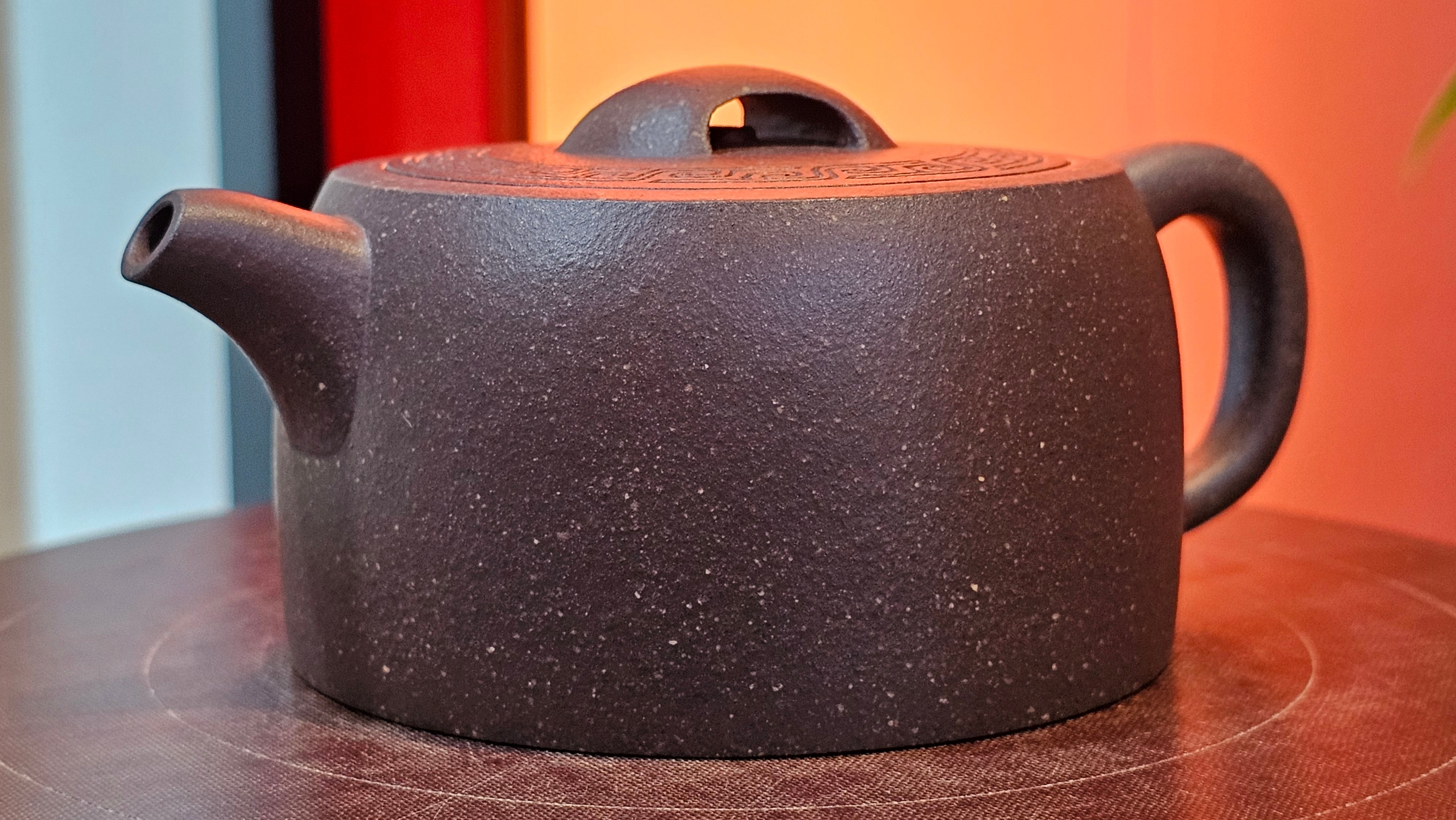 Niu Gai Jing Lan《牛盖井栏》, 164.3ml, Hei Zi Ni 黑紫泥, with Chinese Bronze Age Patterns~Engraving Art 青铜器纹样~刻绘, by our Craftsman Zhang Huan 张欢 ~ Congratulations to Mr T.A.! 2039hrs 15th Oct 2025, Samorin! Slovakia🇸🇰!