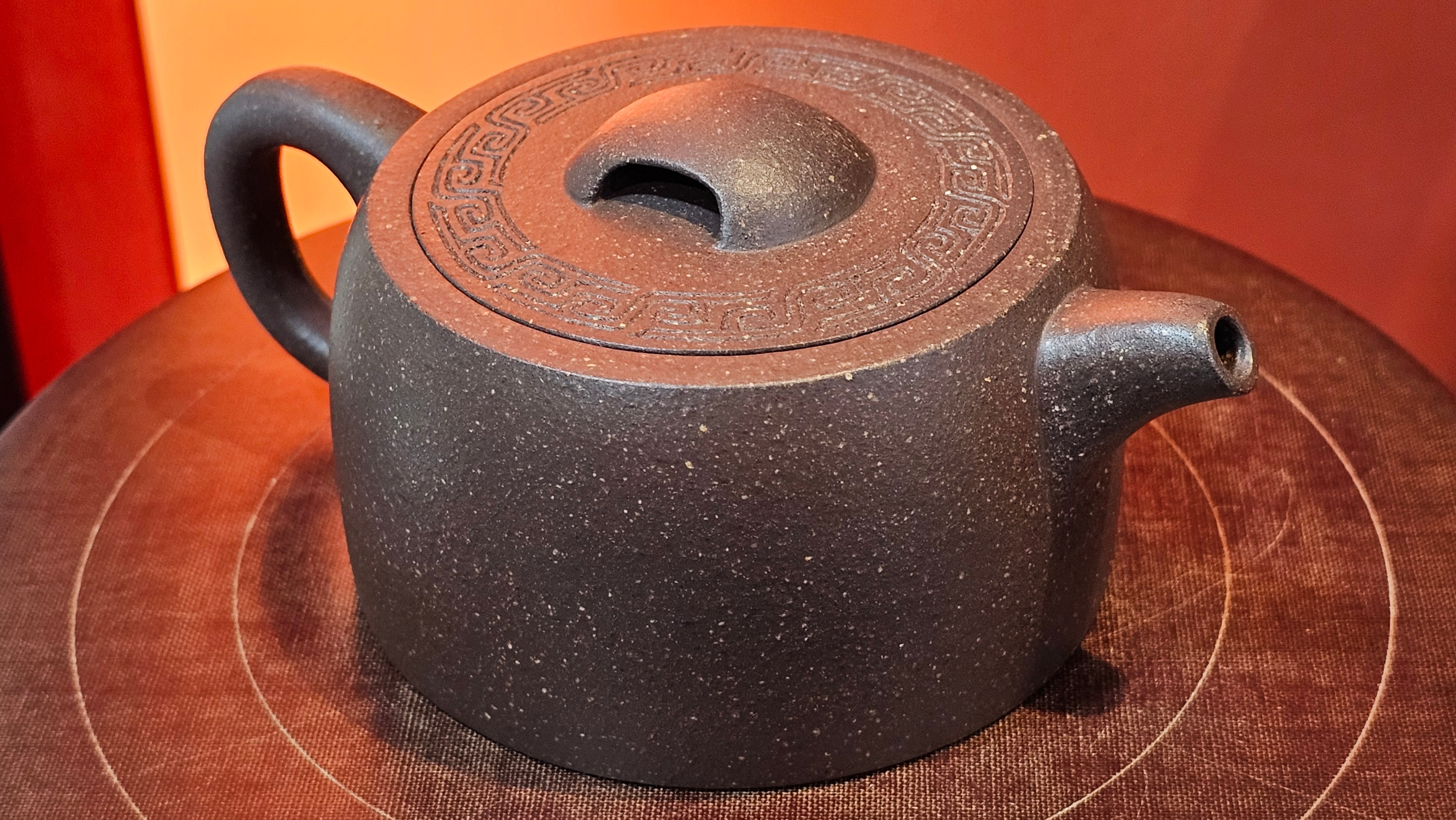 Niu Gai Jing Lan《牛盖井栏》, 164.3ml, Hei Zi Ni 黑紫泥, with Chinese Bronze Age Patterns~Engraving Art 青铜器纹样~刻绘, by our Craftsman Zhang Huan 张欢 ~ Congratulations to Mr T.A.! 2039hrs 15th Oct 2025, Samorin! Slovakia🇸🇰!