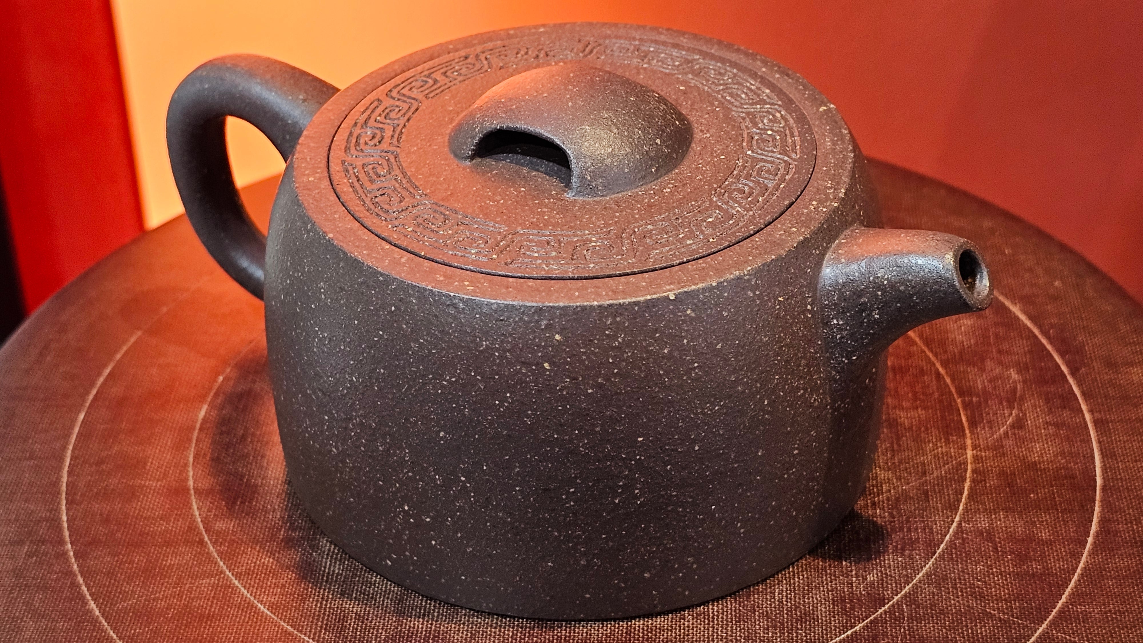 Niu Gai Jing Lan《牛盖井栏》, 164.3ml, Hei Zi Ni 黑紫泥, with Chinese Bronze Age Patterns~Engraving Art 青铜器纹样~刻绘, by our Craftsman Zhang Huan 张欢 ~ Congratulations to Mr T.A.! 2039hrs 15th Oct 2025, Samorin! Slovakia🇸🇰!