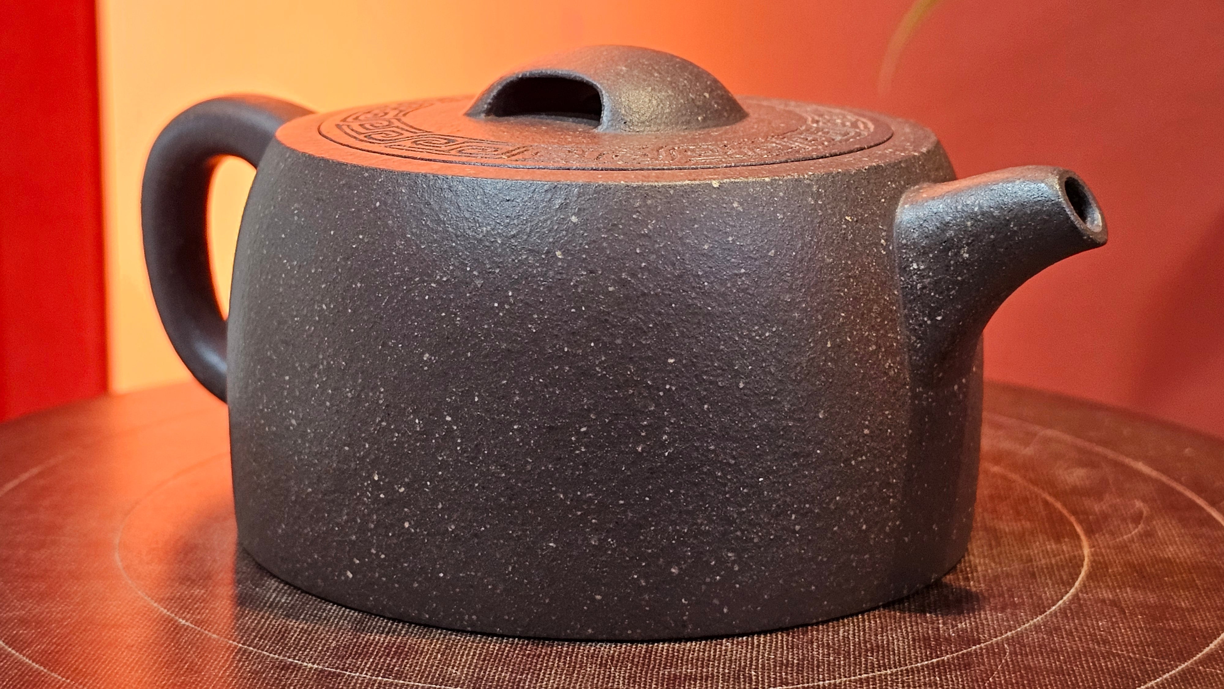 Niu Gai Jing Lan《牛盖井栏》, 164.3ml, Hei Zi Ni 黑紫泥, with Chinese Bronze Age Patterns~Engraving Art 青铜器纹样~刻绘, by our Craftsman Zhang Huan 张欢 ~ Congratulations to Mr T.A.! 2039hrs 15th Oct 2025, Samorin! Slovakia🇸🇰!