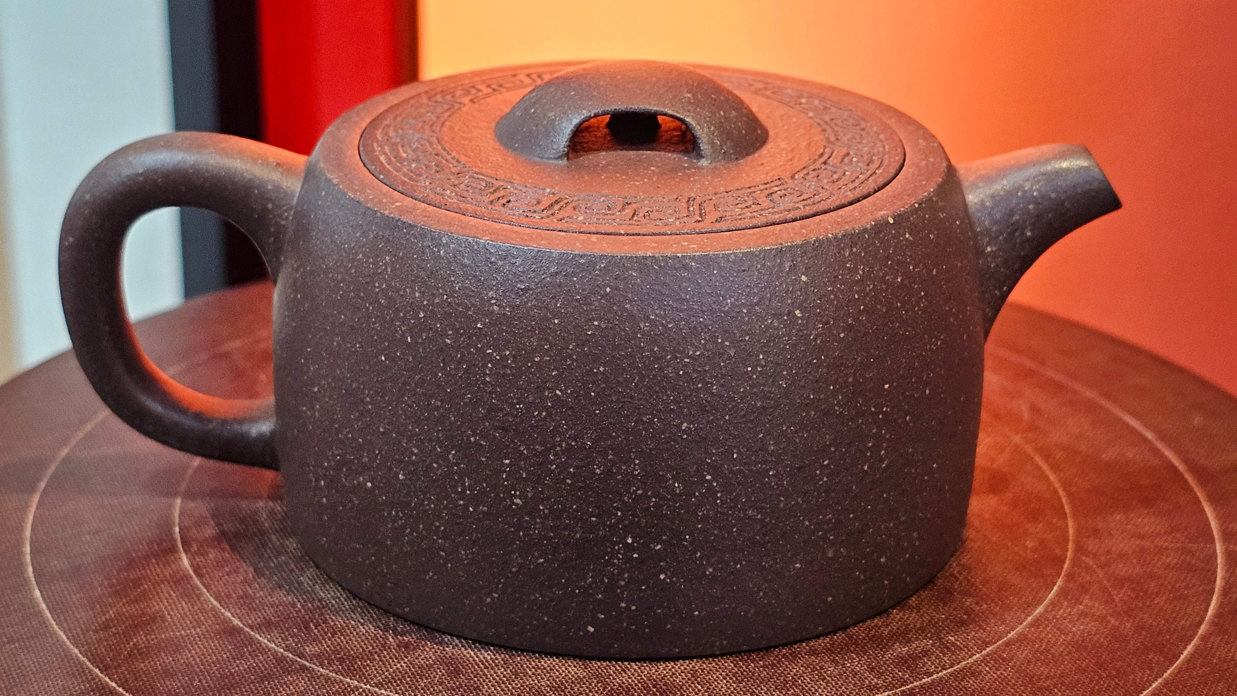 Niu Gai Jing Lan《牛盖井栏》, 164.3ml, Hei Zi Ni 黑紫泥, with Chinese Bronze Age Patterns~Engraving Art 青铜器纹样~刻绘, by our Craftsman Zhang Huan 张欢 ~ Congratulations to Mr T.A.! 2039hrs 15th Oct 2025, Samorin! Slovakia🇸🇰!