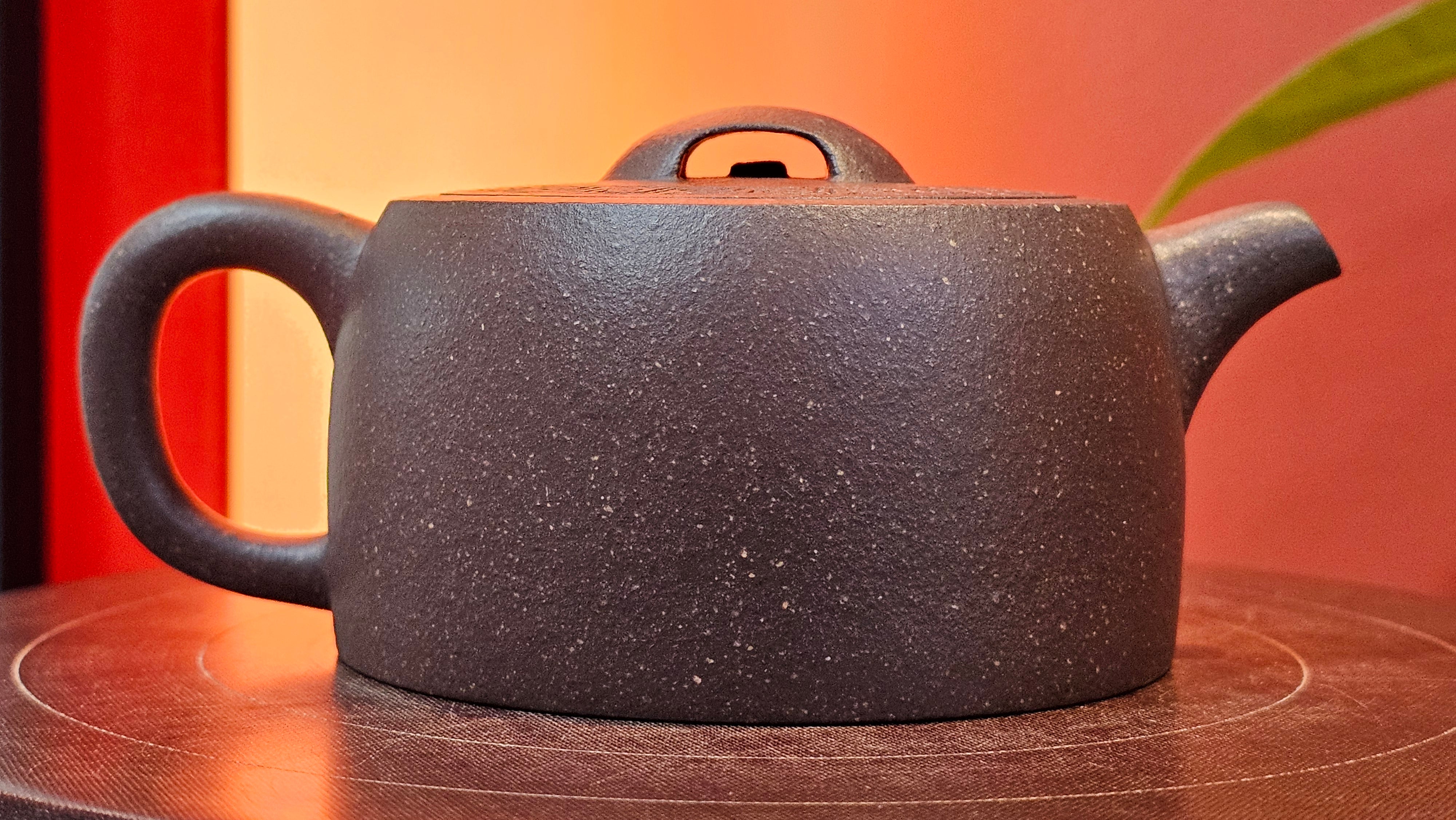 Niu Gai Jing Lan《牛盖井栏》, 164.3ml, Hei Zi Ni 黑紫泥, with Chinese Bronze Age Patterns~Engraving Art 青铜器纹样~刻绘, by our Craftsman Zhang Huan 张欢 ~ Congratulations to Mr T.A.! 2039hrs 15th Oct 2025, Samorin! Slovakia🇸🇰!