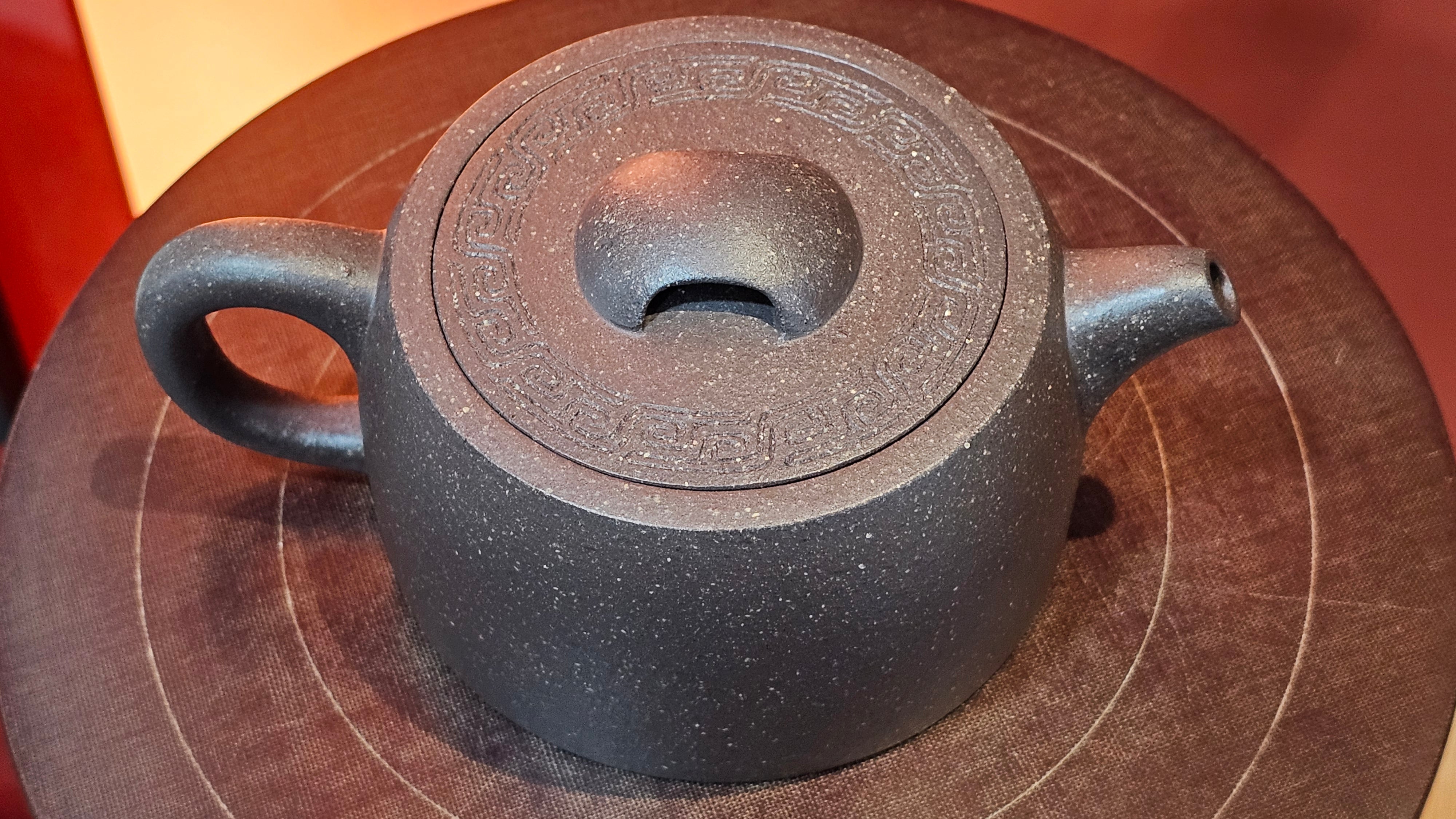 Niu Gai Jing Lan《牛盖井栏》, 164.3ml, Hei Zi Ni 黑紫泥, with Chinese Bronze Age Patterns~Engraving Art 青铜器纹样~刻绘, by our Craftsman Zhang Huan 张欢 ~ Congratulations to Mr T.A.! 2039hrs 15th Oct 2025, Samorin! Slovakia🇸🇰!