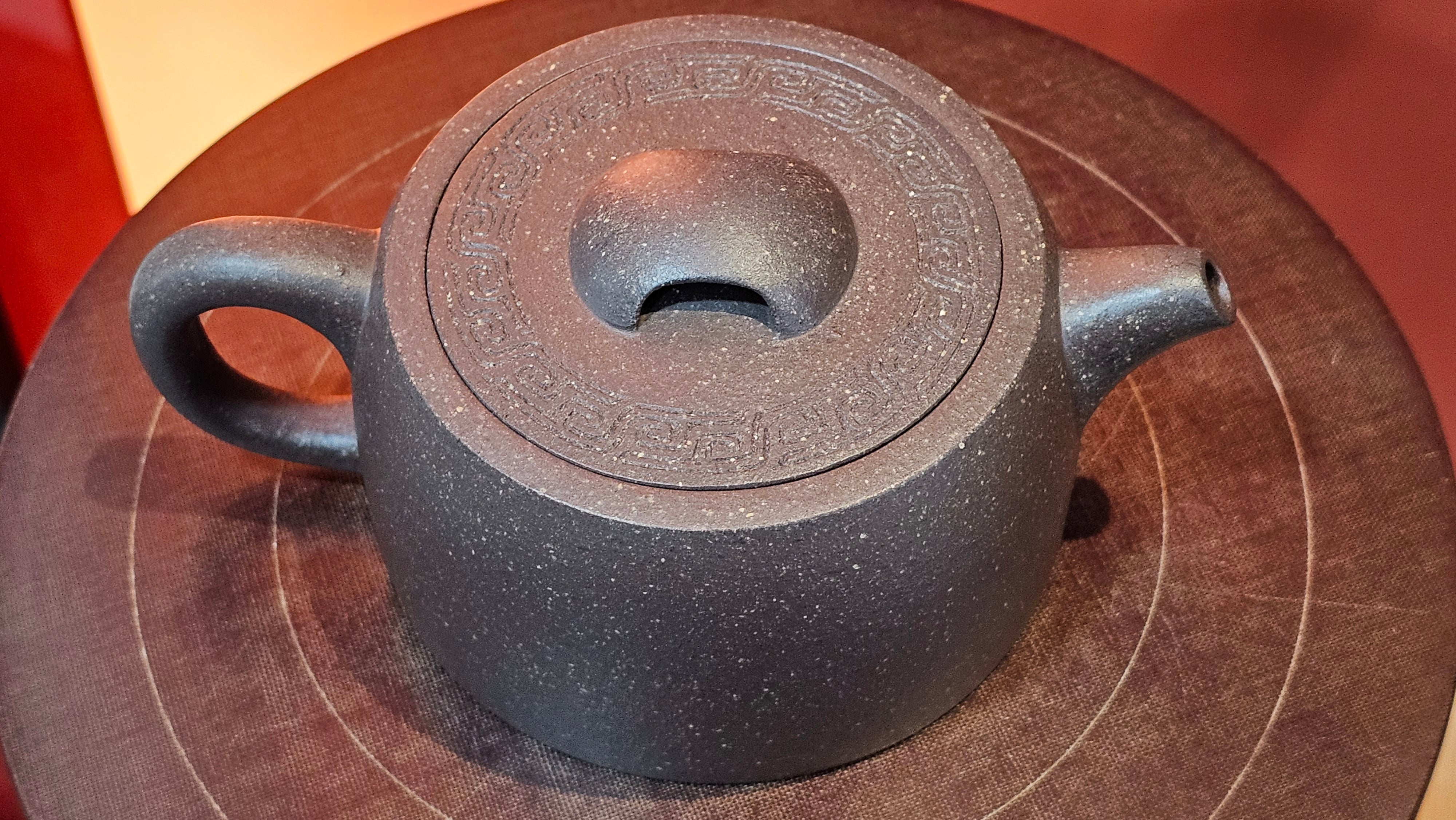 Niu Gai Jing Lan《牛盖井栏》, 164.3ml, Hei Zi Ni 黑紫泥, with Chinese Bronze Age Patterns~Engraving Art 青铜器纹样~刻绘, by our Craftsman Zhang Huan 张欢 ~ Congratulations to Mr T.A.! 2039hrs 15th Oct 2025, Samorin! Slovakia🇸🇰!