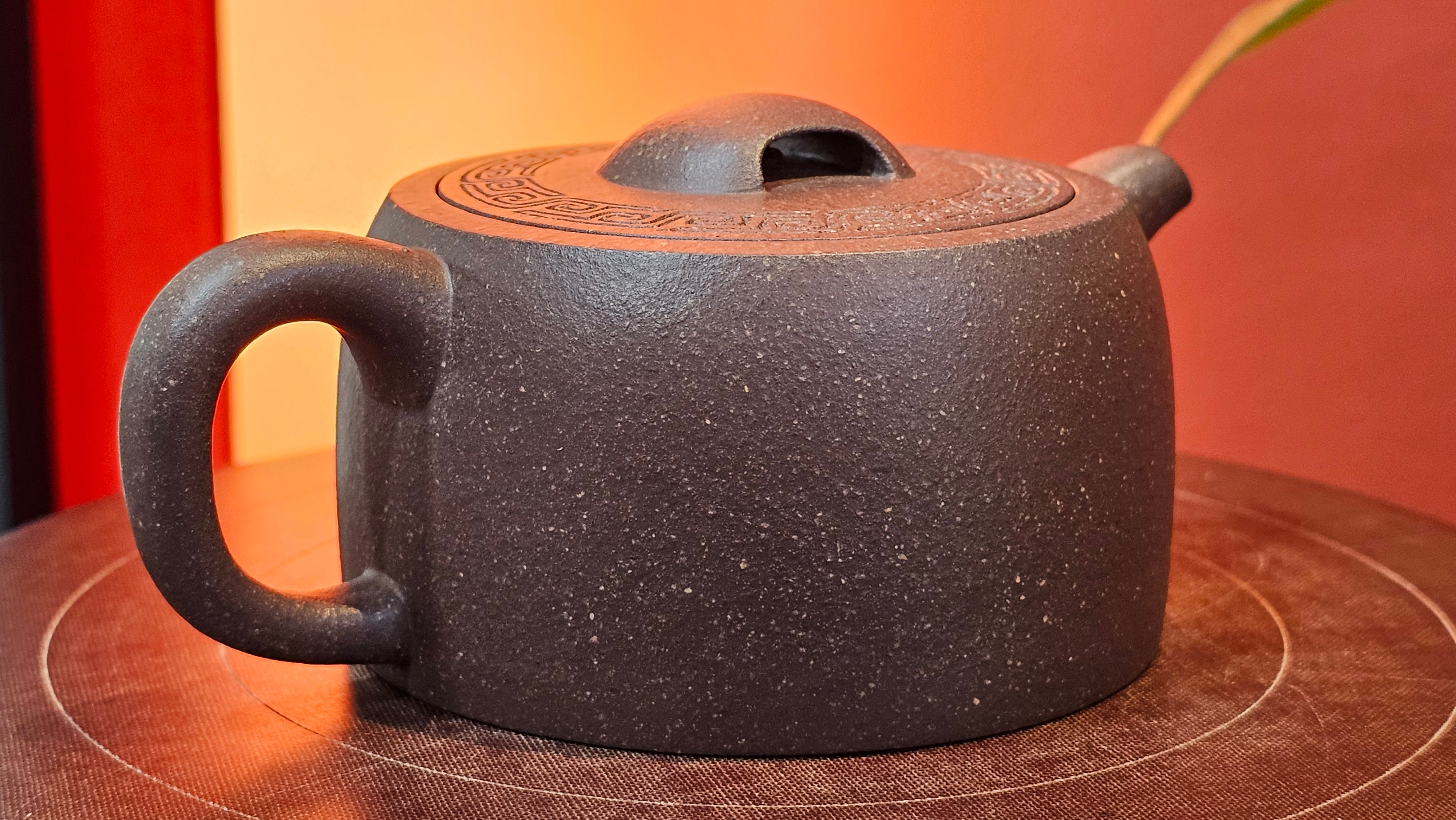 Niu Gai Jing Lan《牛盖井栏》, 164.3ml, Hei Zi Ni 黑紫泥, with Chinese Bronze Age Patterns~Engraving Art 青铜器纹样~刻绘, by our Craftsman Zhang Huan 张欢 ~ Congratulations to Mr T.A.! 2039hrs 15th Oct 2025, Samorin! Slovakia🇸🇰!