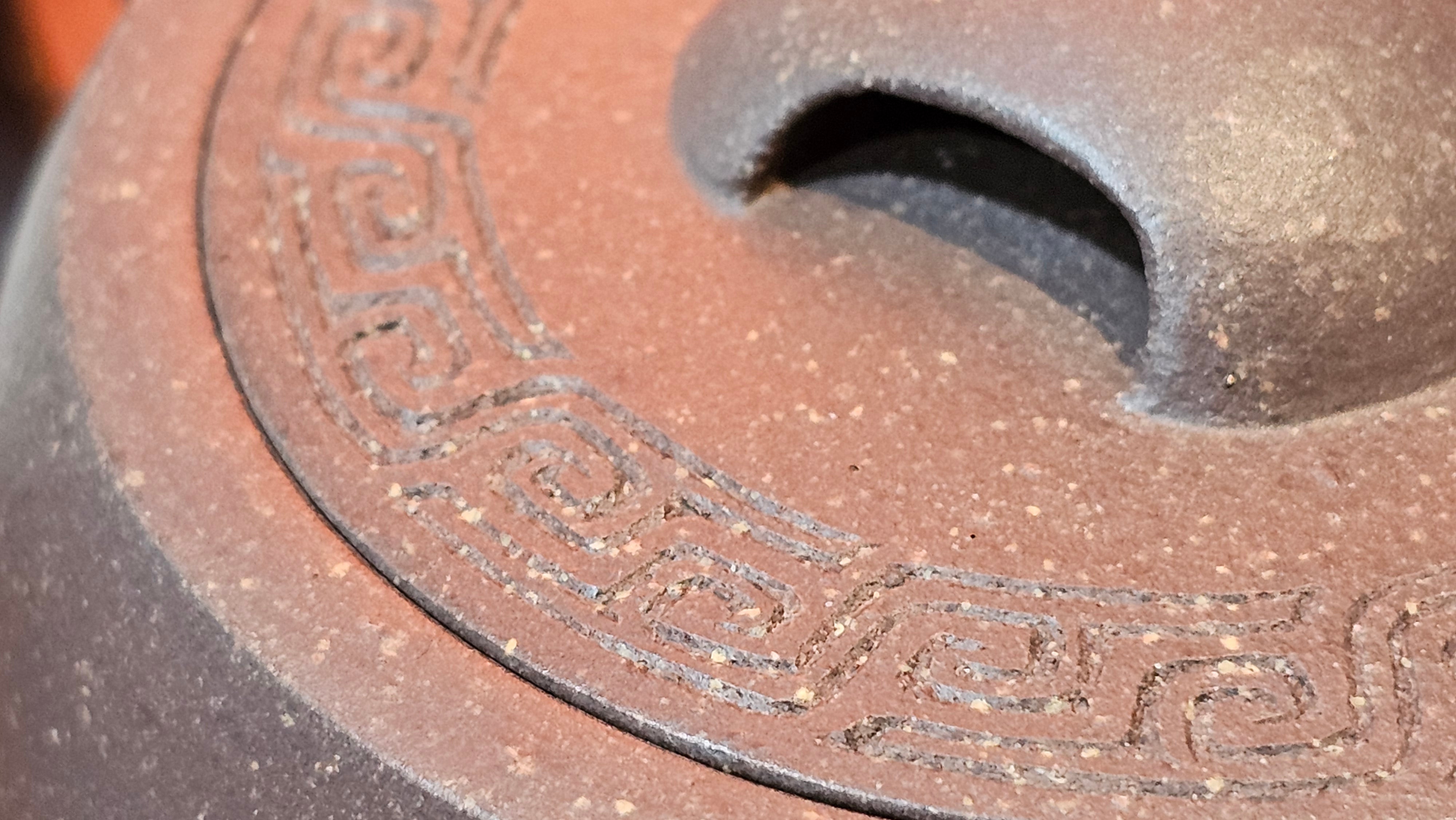 Niu Gai Jing Lan《牛盖井栏》, 164.3ml, Hei Zi Ni 黑紫泥, with Chinese Bronze Age Patterns~Engraving Art 青铜器纹样~刻绘, by our Craftsman Zhang Huan 张欢 ~ Congratulations to Mr T.A.! 2039hrs 15th Oct 2025, Samorin! Slovakia🇸🇰!