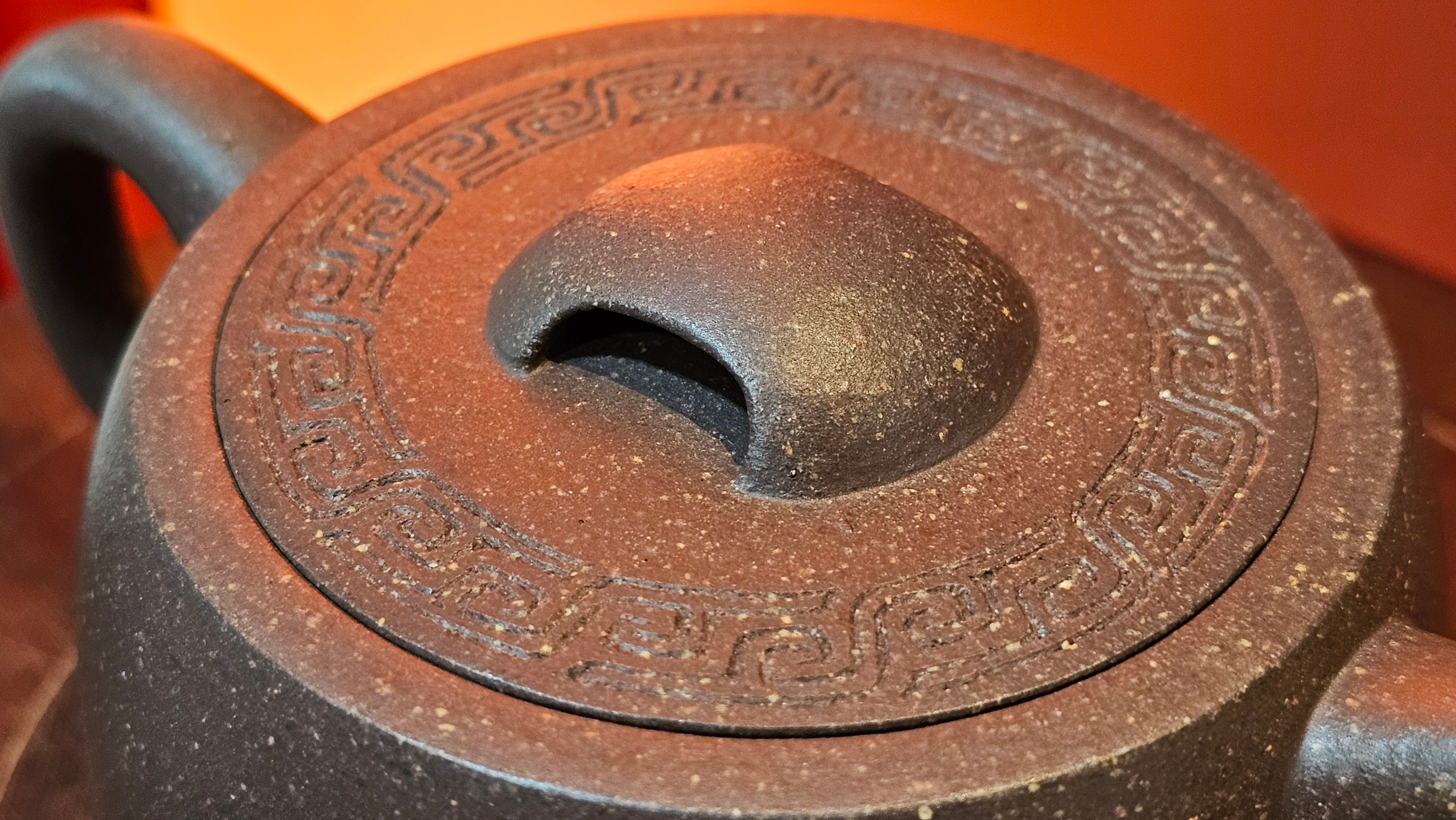 Niu Gai Jing Lan《牛盖井栏》, 164.3ml, Hei Zi Ni 黑紫泥, with Chinese Bronze Age Patterns~Engraving Art 青铜器纹样~刻绘, by our Craftsman Zhang Huan 张欢 ~ Congratulations to Mr T.A.! 2039hrs 15th Oct 2025, Samorin! Slovakia🇸🇰!