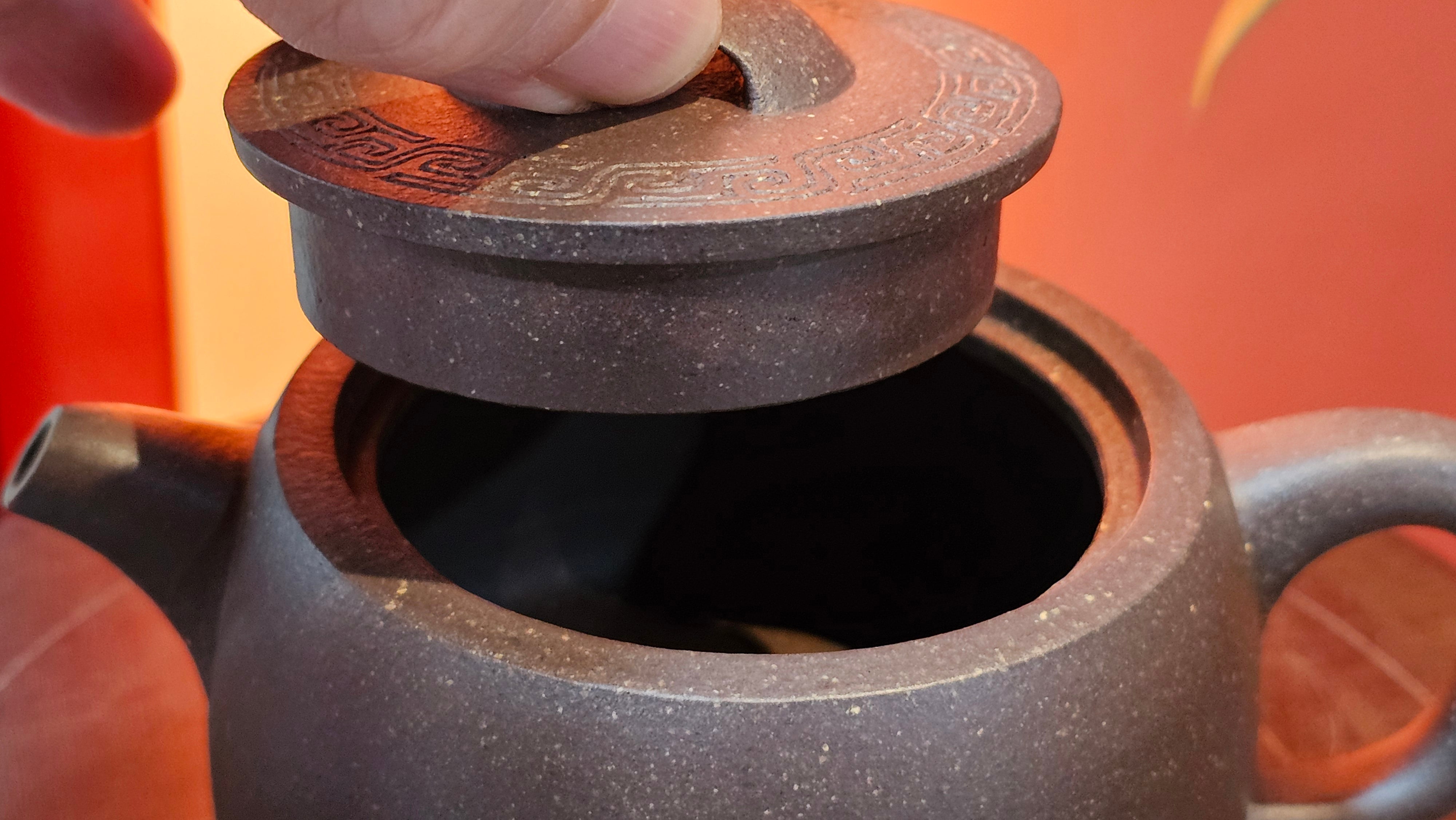 Niu Gai Jing Lan《牛盖井栏》, 164.3ml, Hei Zi Ni 黑紫泥, with Chinese Bronze Age Patterns~Engraving Art 青铜器纹样~刻绘, by our Craftsman Zhang Huan 张欢 ~ Congratulations to Mr T.A.! 2039hrs 15th Oct 2025, Samorin! Slovakia🇸🇰!