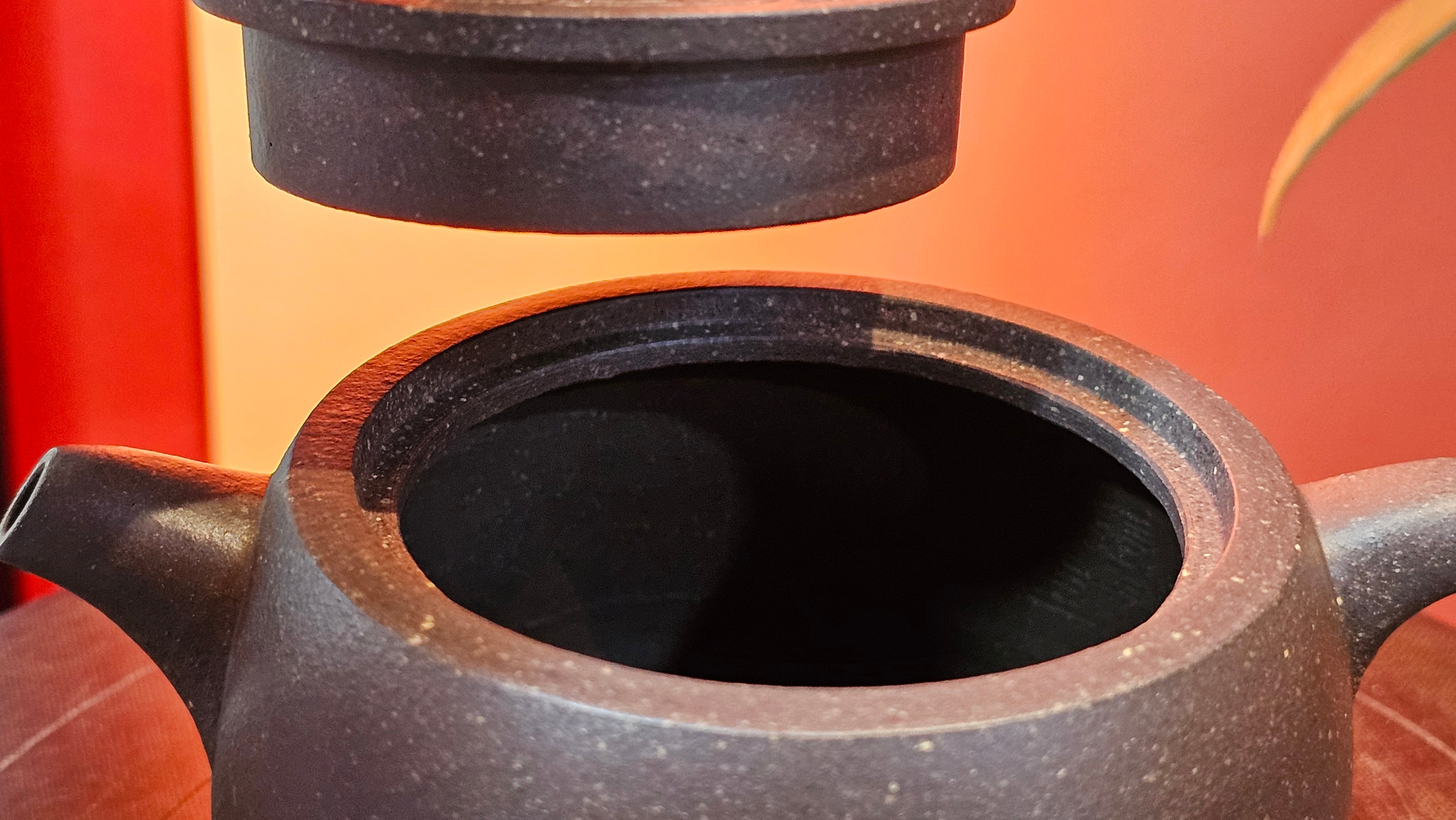 Niu Gai Jing Lan《牛盖井栏》, 164.3ml, Hei Zi Ni 黑紫泥, with Chinese Bronze Age Patterns~Engraving Art 青铜器纹样~刻绘, by our Craftsman Zhang Huan 张欢 ~ Congratulations to Mr T.A.! 2039hrs 15th Oct 2025, Samorin! Slovakia🇸🇰!