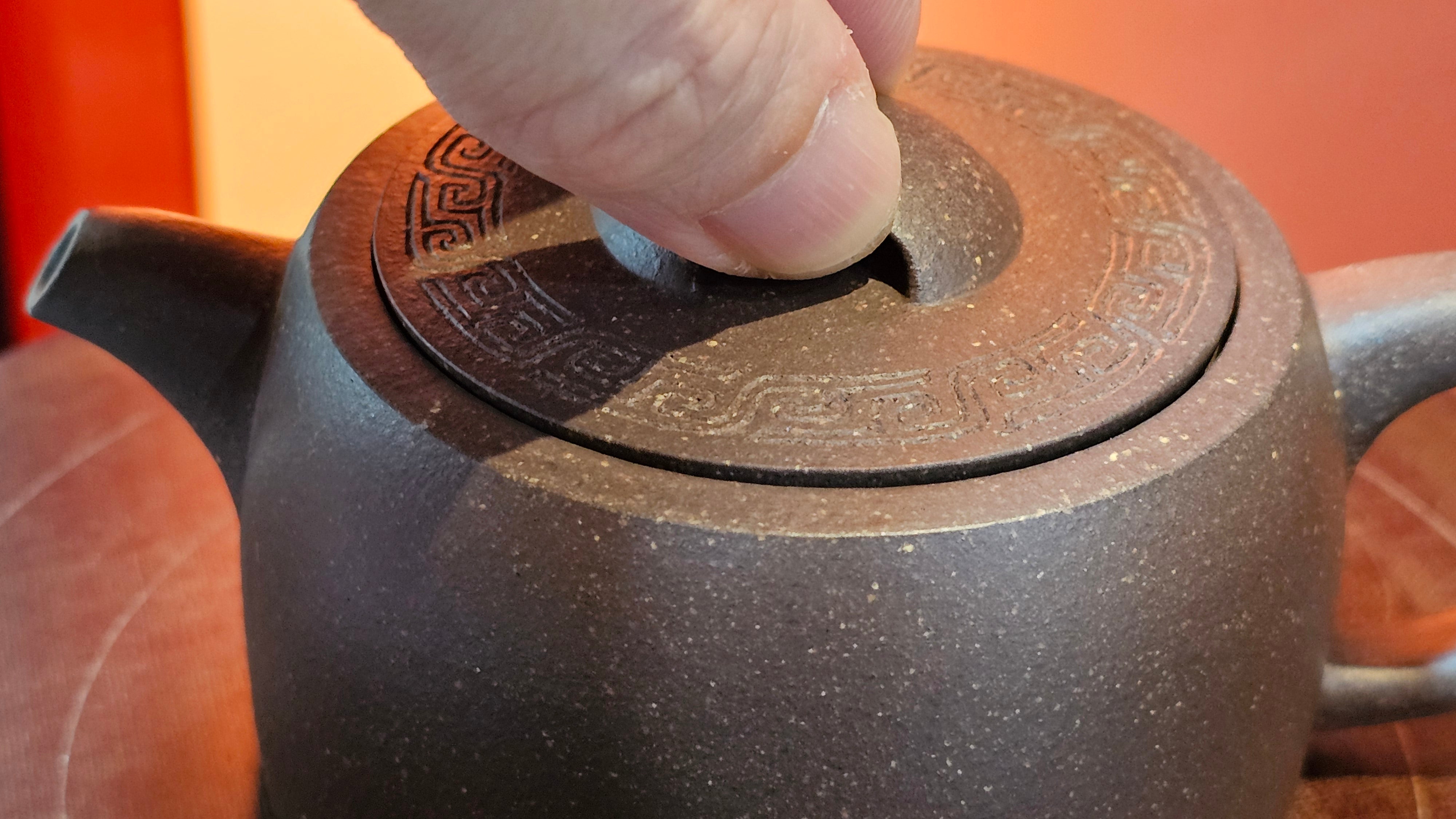 Niu Gai Jing Lan《牛盖井栏》, 164.3ml, Hei Zi Ni 黑紫泥, with Chinese Bronze Age Patterns~Engraving Art 青铜器纹样~刻绘, by our Craftsman Zhang Huan 张欢 ~ Congratulations to Mr T.A.! 2039hrs 15th Oct 2025, Samorin! Slovakia🇸🇰!