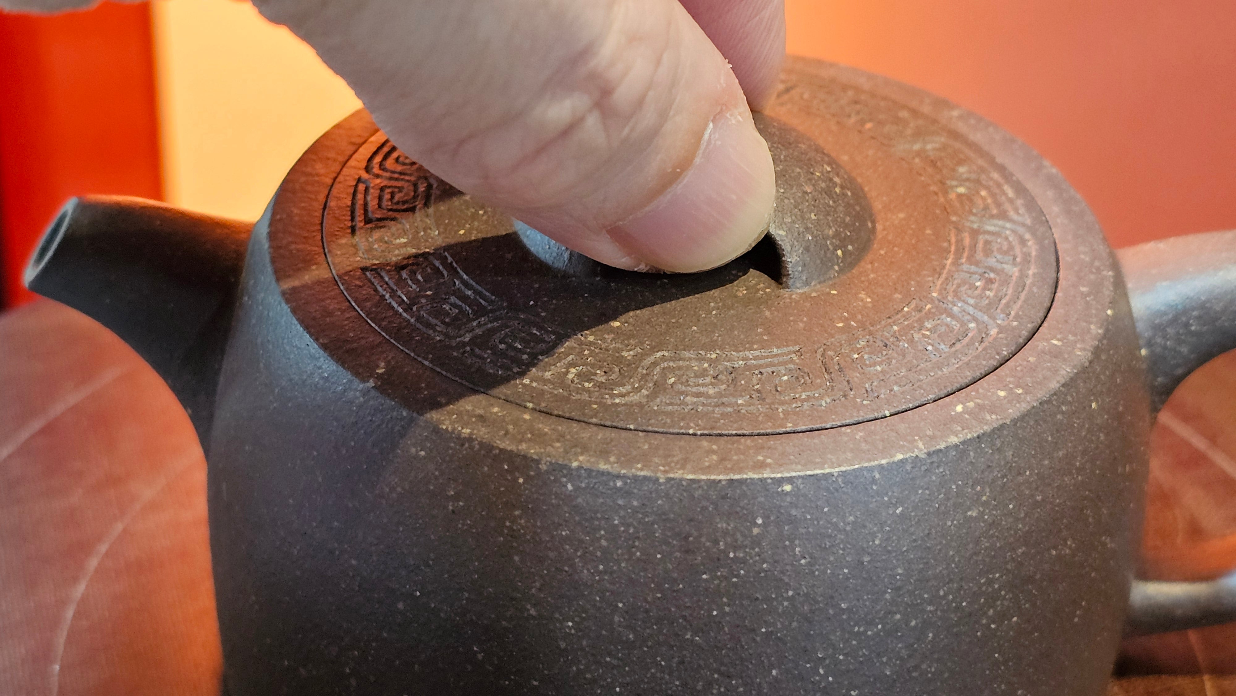 Niu Gai Jing Lan《牛盖井栏》, 164.3ml, Hei Zi Ni 黑紫泥, with Chinese Bronze Age Patterns~Engraving Art 青铜器纹样~刻绘, by our Craftsman Zhang Huan 张欢 ~ Congratulations to Mr T.A.! 2039hrs 15th Oct 2025, Samorin! Slovakia🇸🇰!