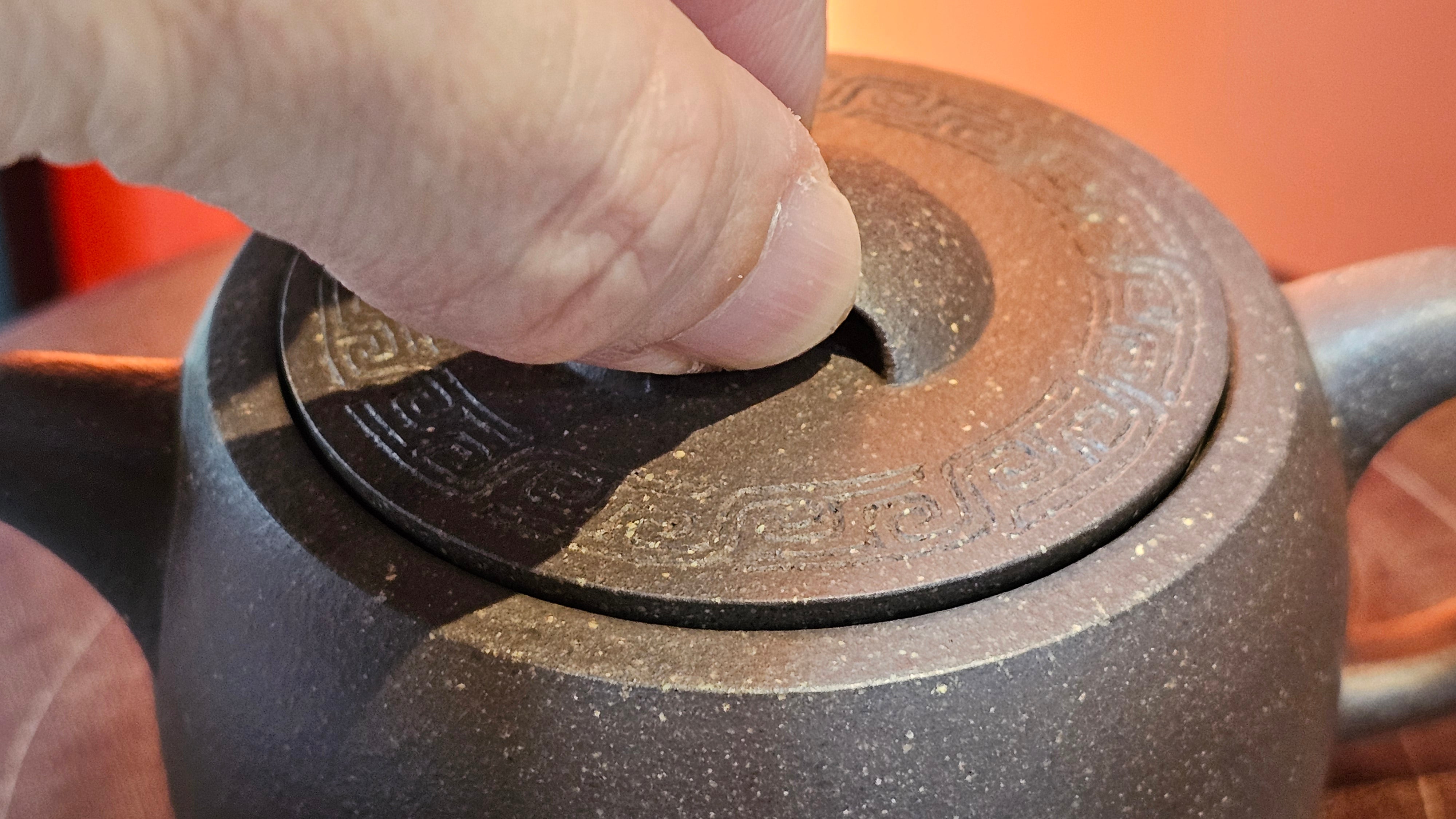 Niu Gai Jing Lan《牛盖井栏》, 164.3ml, Hei Zi Ni 黑紫泥, with Chinese Bronze Age Patterns~Engraving Art 青铜器纹样~刻绘, by our Craftsman Zhang Huan 张欢 ~ Congratulations to Mr T.A.! 2039hrs 15th Oct 2025, Samorin! Slovakia🇸🇰!