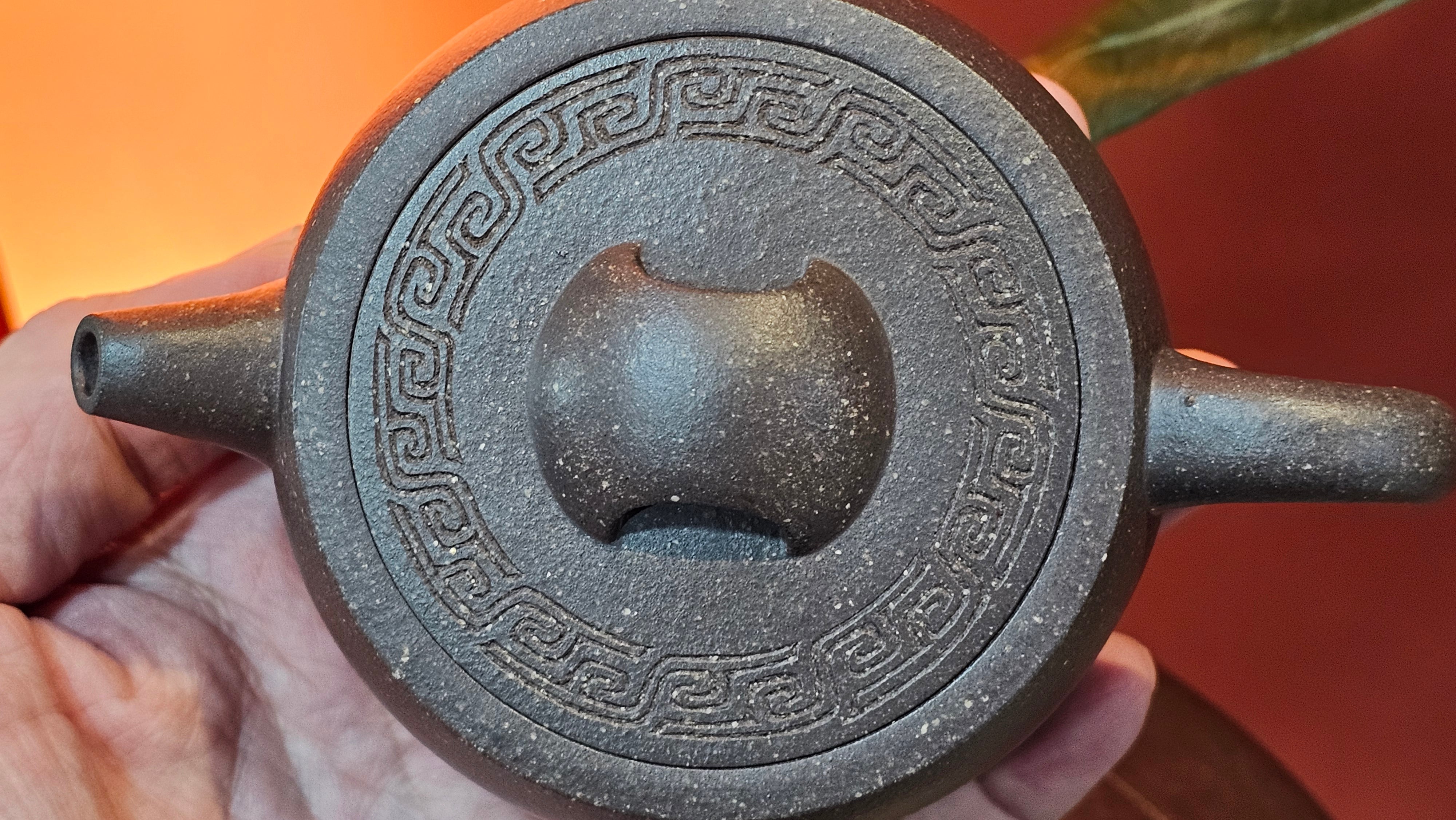 Niu Gai Jing Lan《牛盖井栏》, 164.3ml, Hei Zi Ni 黑紫泥, with Chinese Bronze Age Patterns~Engraving Art 青铜器纹样~刻绘, by our Craftsman Zhang Huan 张欢 ~ Congratulations to Mr T.A.! 2039hrs 15th Oct 2025, Samorin! Slovakia🇸🇰!