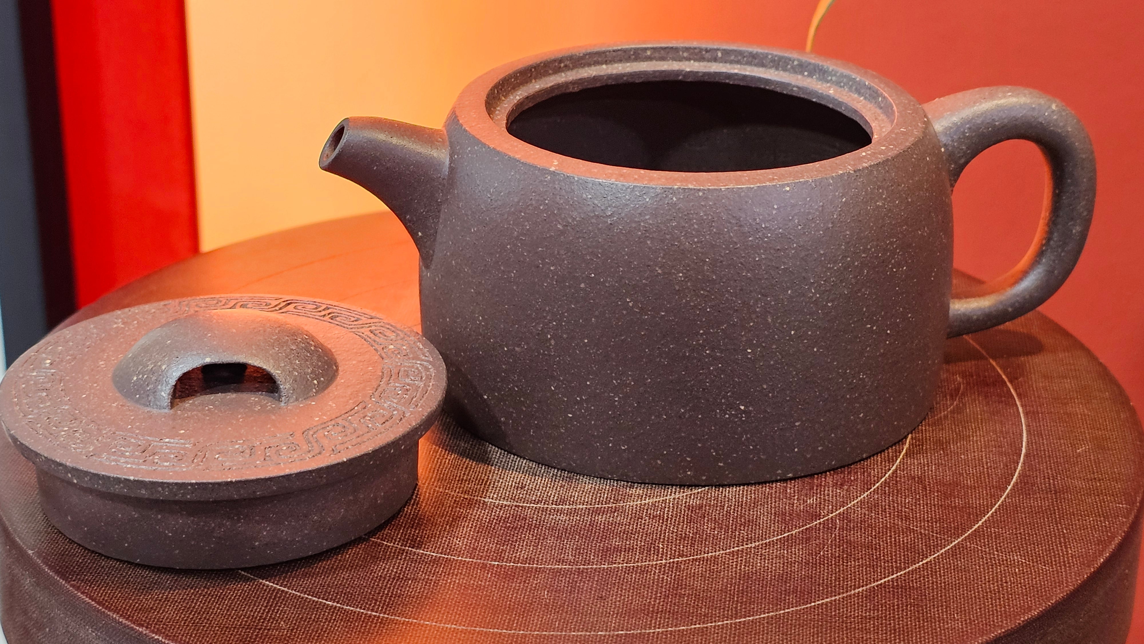 Niu Gai Jing Lan《牛盖井栏》, 164.3ml, Hei Zi Ni 黑紫泥, with Chinese Bronze Age Patterns~Engraving Art 青铜器纹样~刻绘, by our Craftsman Zhang Huan 张欢 ~ Congratulations to Mr T.A.! 2039hrs 15th Oct 2025, Samorin! Slovakia🇸🇰!