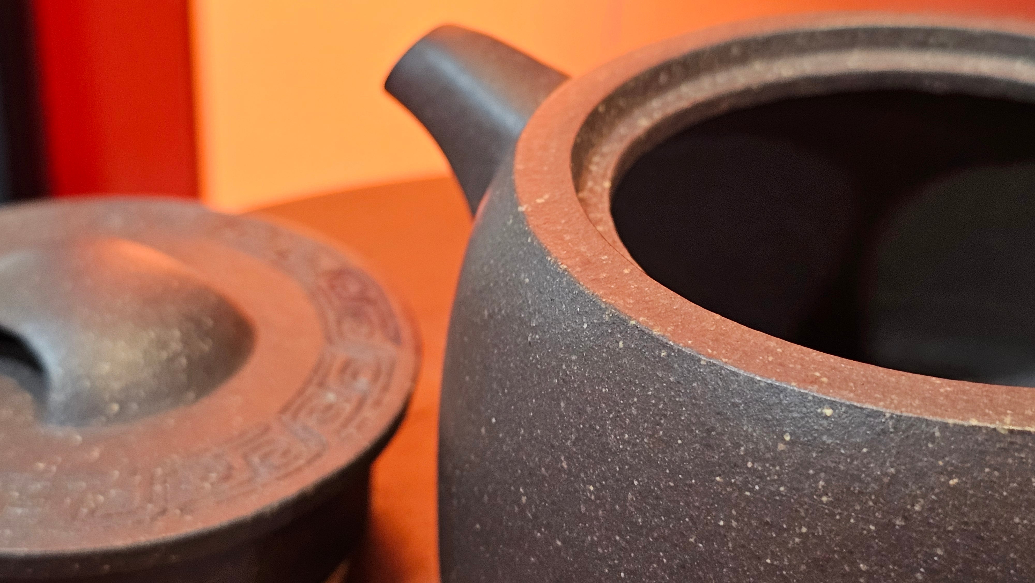 Niu Gai Jing Lan《牛盖井栏》, 164.3ml, Hei Zi Ni 黑紫泥, with Chinese Bronze Age Patterns~Engraving Art 青铜器纹样~刻绘, by our Craftsman Zhang Huan 张欢 ~ Congratulations to Mr T.A.! 2039hrs 15th Oct 2025, Samorin! Slovakia🇸🇰!