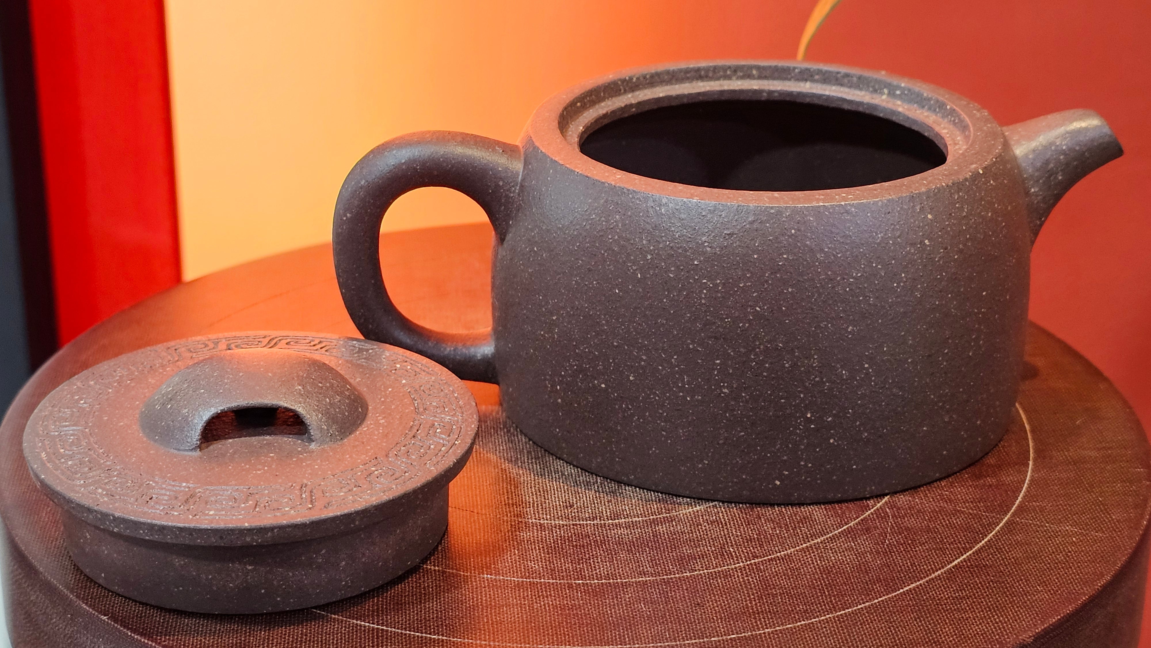 Niu Gai Jing Lan《牛盖井栏》, 164.3ml, Hei Zi Ni 黑紫泥, with Chinese Bronze Age Patterns~Engraving Art 青铜器纹样~刻绘, by our Craftsman Zhang Huan 张欢 ~ Congratulations to Mr T.A.! 2039hrs 15th Oct 2025, Samorin! Slovakia🇸🇰!