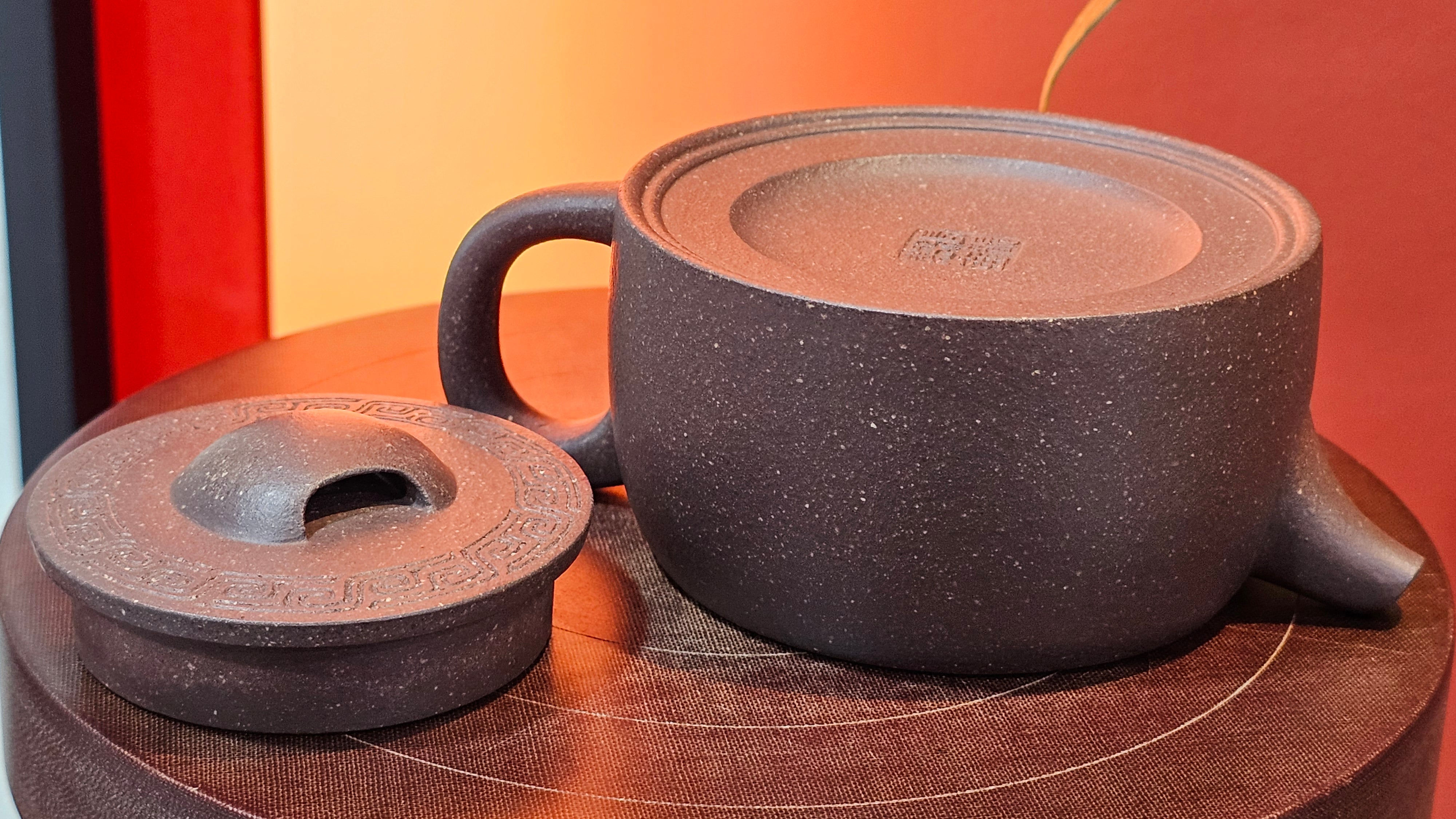 Niu Gai Jing Lan《牛盖井栏》, 164.3ml, Hei Zi Ni 黑紫泥, with Chinese Bronze Age Patterns~Engraving Art 青铜器纹样~刻绘, by our Craftsman Zhang Huan 张欢 ~ Congratulations to Mr T.A.! 2039hrs 15th Oct 2025, Samorin! Slovakia🇸🇰!