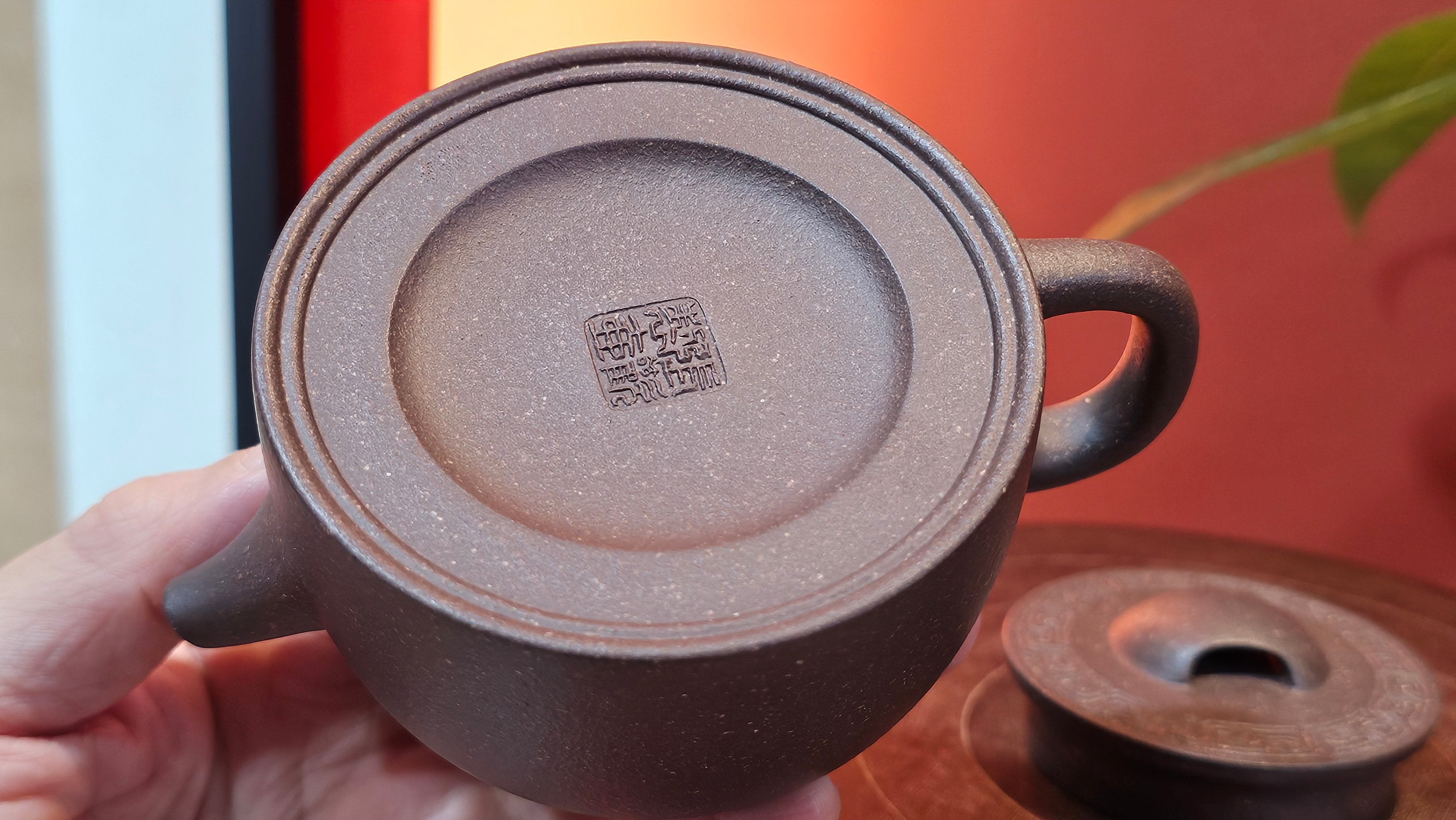 Niu Gai Jing Lan《牛盖井栏》, 164.3ml, Hei Zi Ni 黑紫泥, with Chinese Bronze Age Patterns~Engraving Art 青铜器纹样~刻绘, by our Craftsman Zhang Huan 张欢 ~ Congratulations to Mr T.A.! 2039hrs 15th Oct 2025, Samorin! Slovakia🇸🇰!