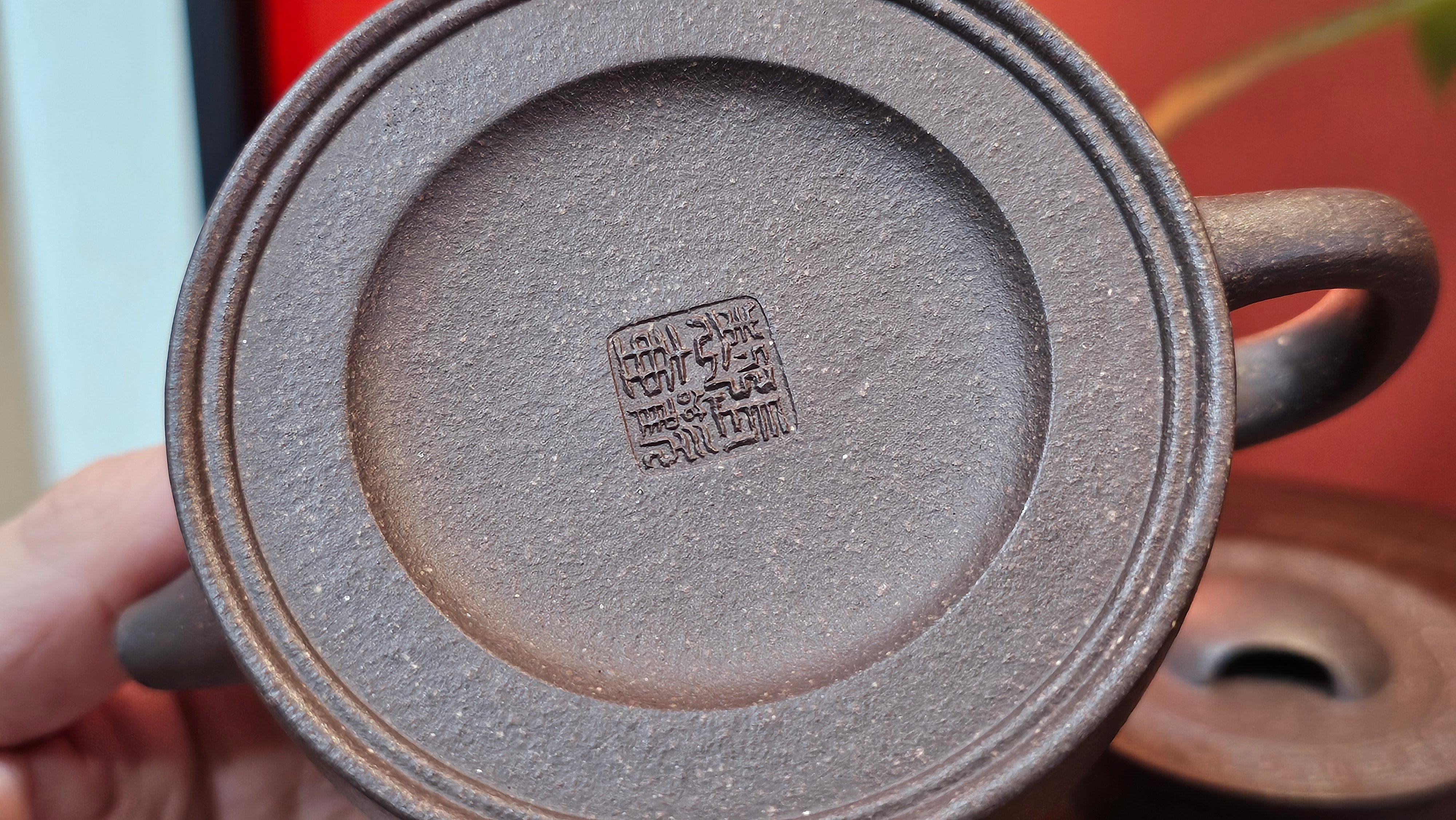 Niu Gai Jing Lan《牛盖井栏》, 164.3ml, Hei Zi Ni 黑紫泥, with Chinese Bronze Age Patterns~Engraving Art 青铜器纹样~刻绘, by our Craftsman Zhang Huan 张欢 ~ Congratulations to Mr T.A.! 2039hrs 15th Oct 2025, Samorin! Slovakia🇸🇰!