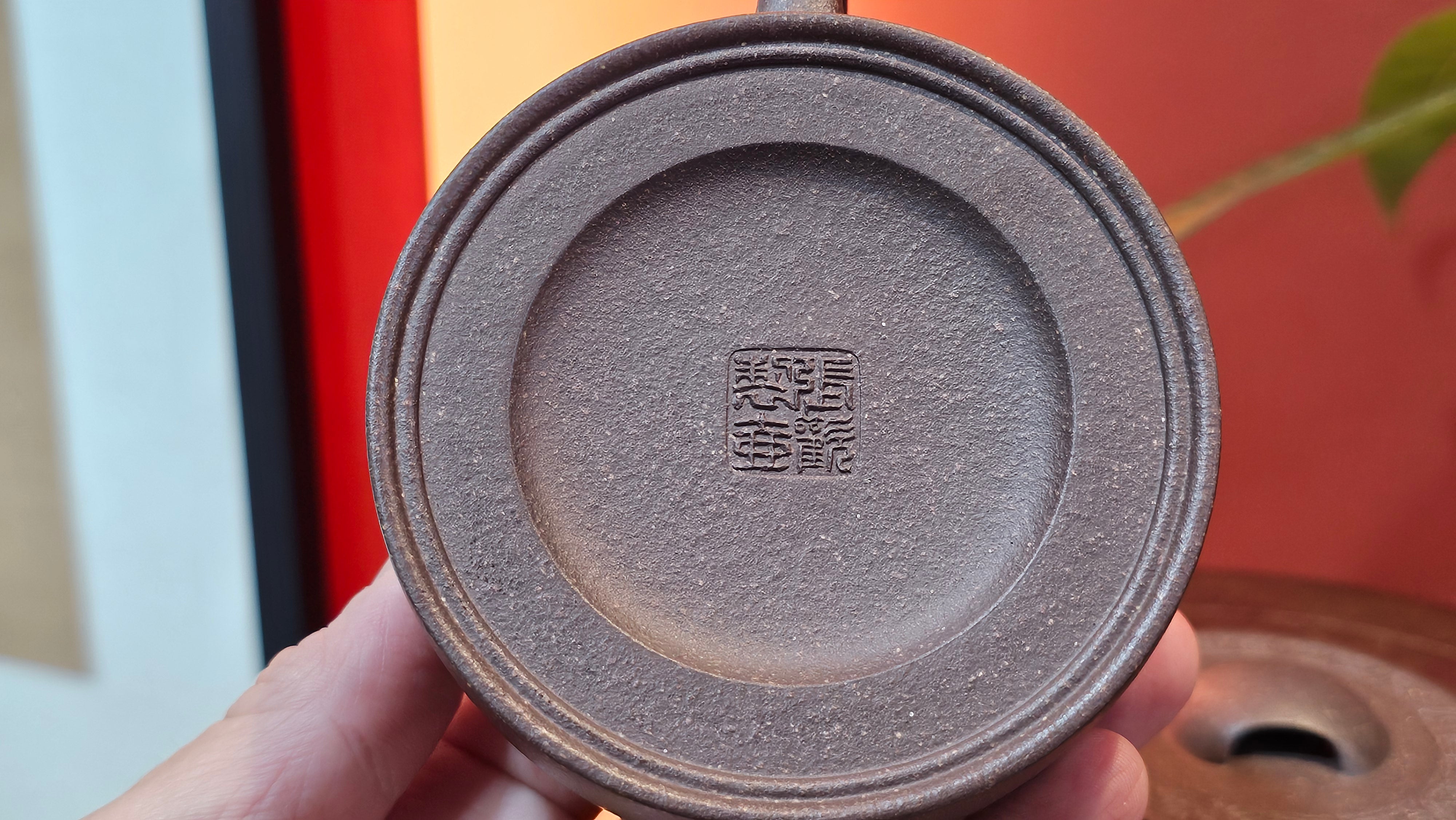 Niu Gai Jing Lan《牛盖井栏》, 164.3ml, Hei Zi Ni 黑紫泥, with Chinese Bronze Age Patterns~Engraving Art 青铜器纹样~刻绘, by our Craftsman Zhang Huan 张欢 ~ Congratulations to Mr T.A.! 2039hrs 15th Oct 2025, Samorin! Slovakia🇸🇰!