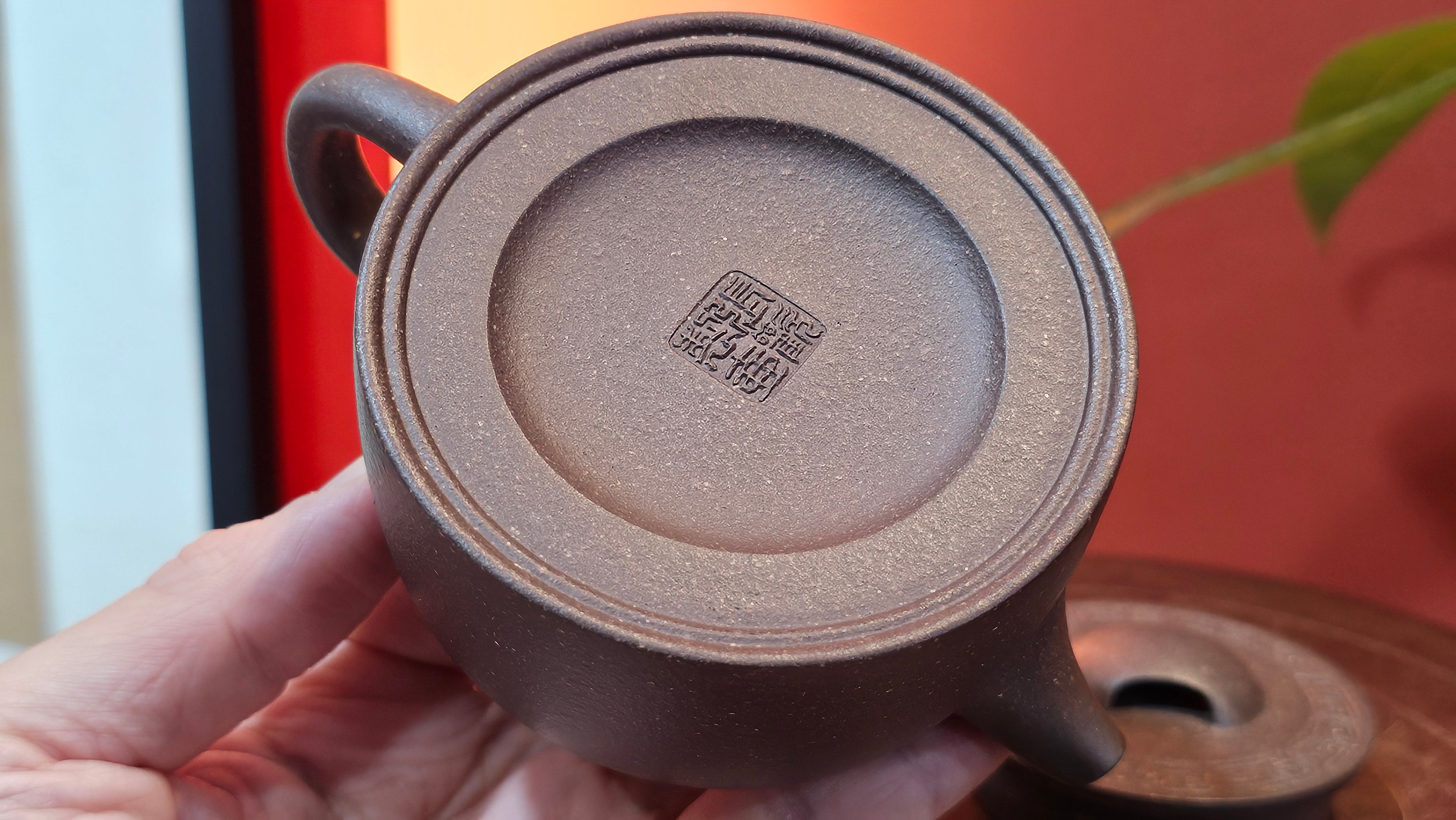 Niu Gai Jing Lan《牛盖井栏》, 164.3ml, Hei Zi Ni 黑紫泥, with Chinese Bronze Age Patterns~Engraving Art 青铜器纹样~刻绘, by our Craftsman Zhang Huan 张欢 ~ Congratulations to Mr T.A.! 2039hrs 15th Oct 2025, Samorin! Slovakia🇸🇰!