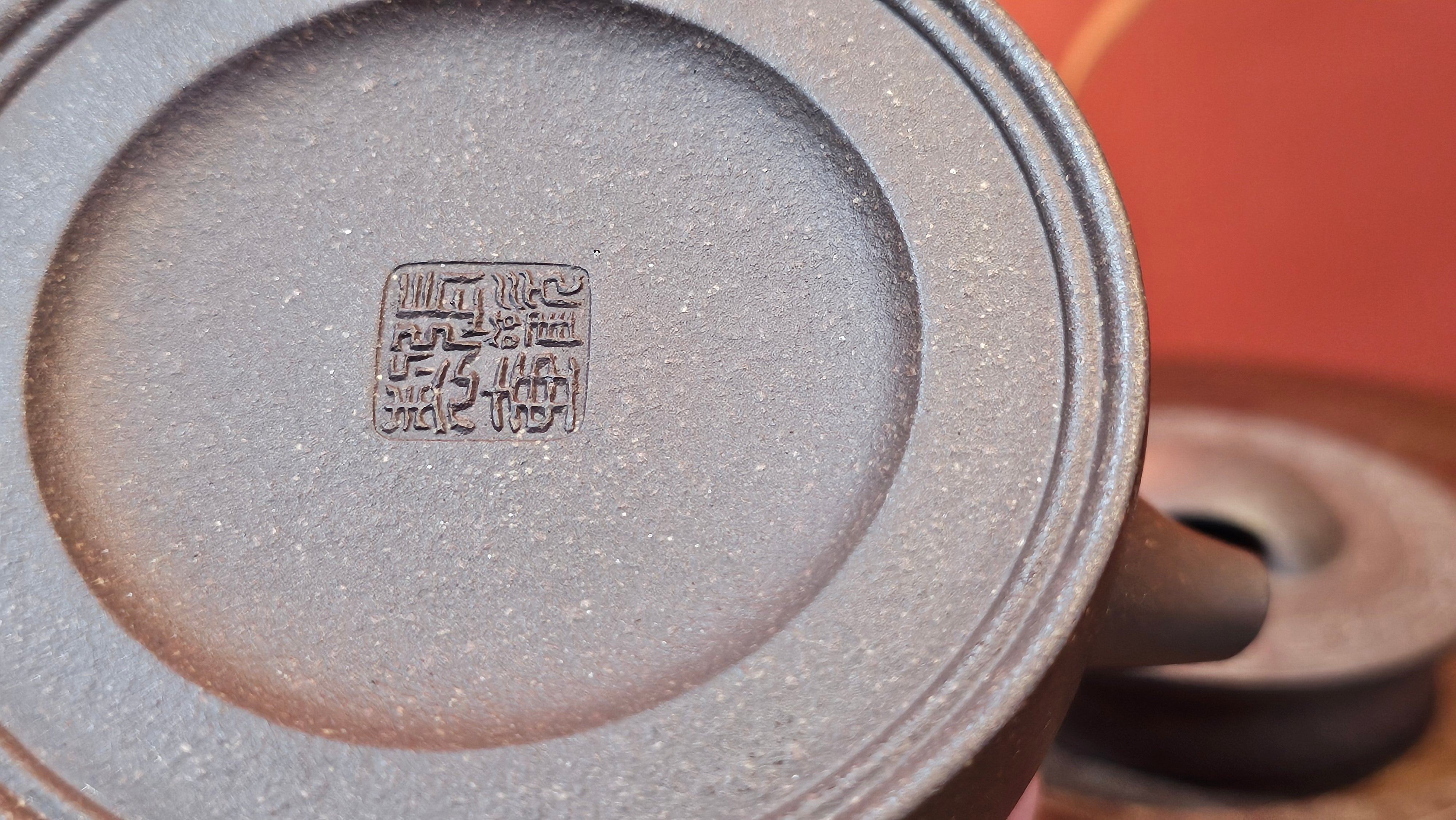 Niu Gai Jing Lan《牛盖井栏》, 164.3ml, Hei Zi Ni 黑紫泥, with Chinese Bronze Age Patterns~Engraving Art 青铜器纹样~刻绘, by our Craftsman Zhang Huan 张欢 ~ Congratulations to Mr T.A.! 2039hrs 15th Oct 2025, Samorin! Slovakia🇸🇰!