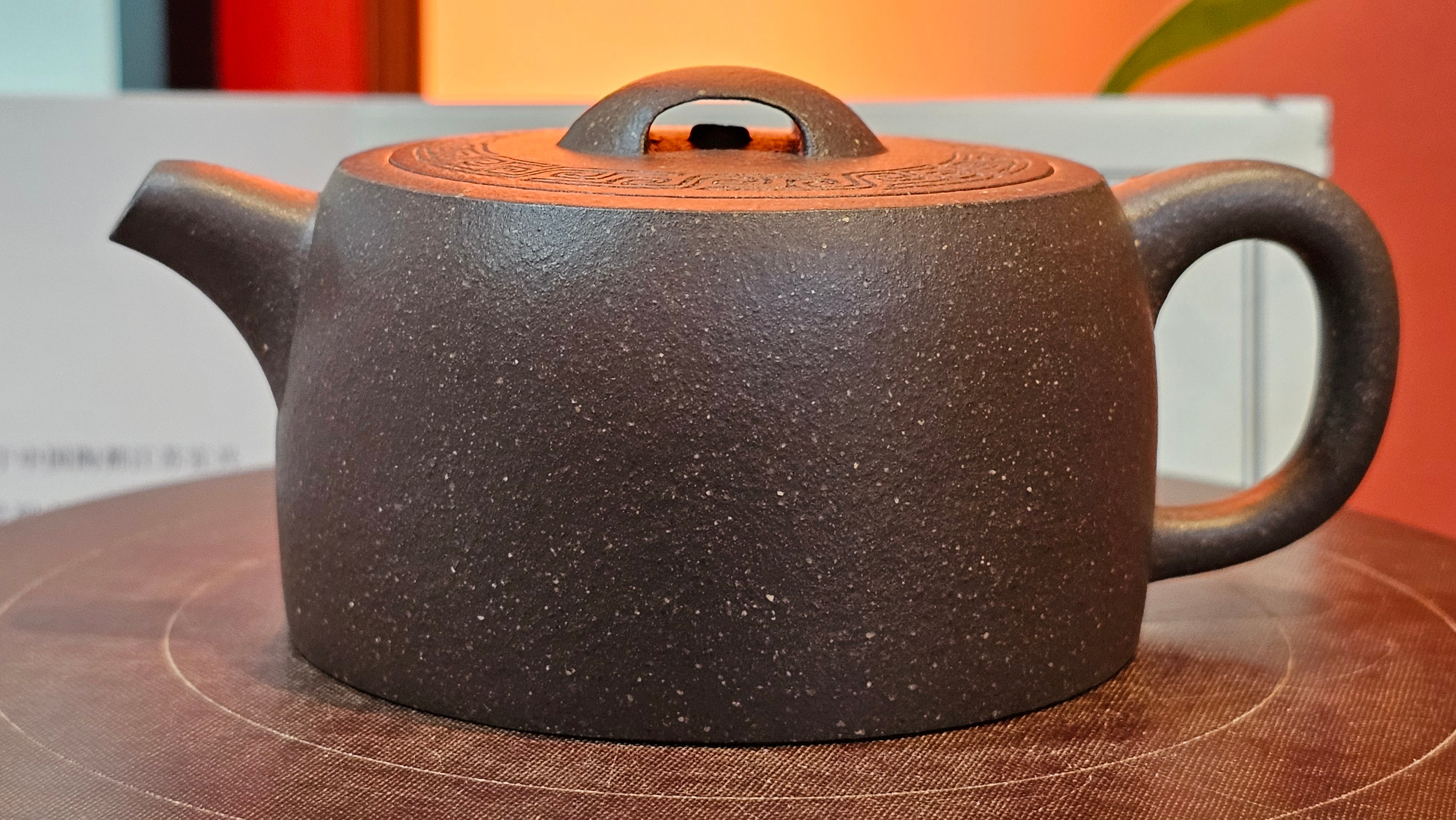 Niu Gai Jing Lan《牛盖井栏》, 164.3ml, Hei Zi Ni 黑紫泥, with Chinese Bronze Age Patterns~Engraving Art 青铜器纹样~刻绘, by our Craftsman Zhang Huan 张欢 ~ Congratulations to Mr T.A.! 2039hrs 15th Oct 2025, Samorin! Slovakia🇸🇰!