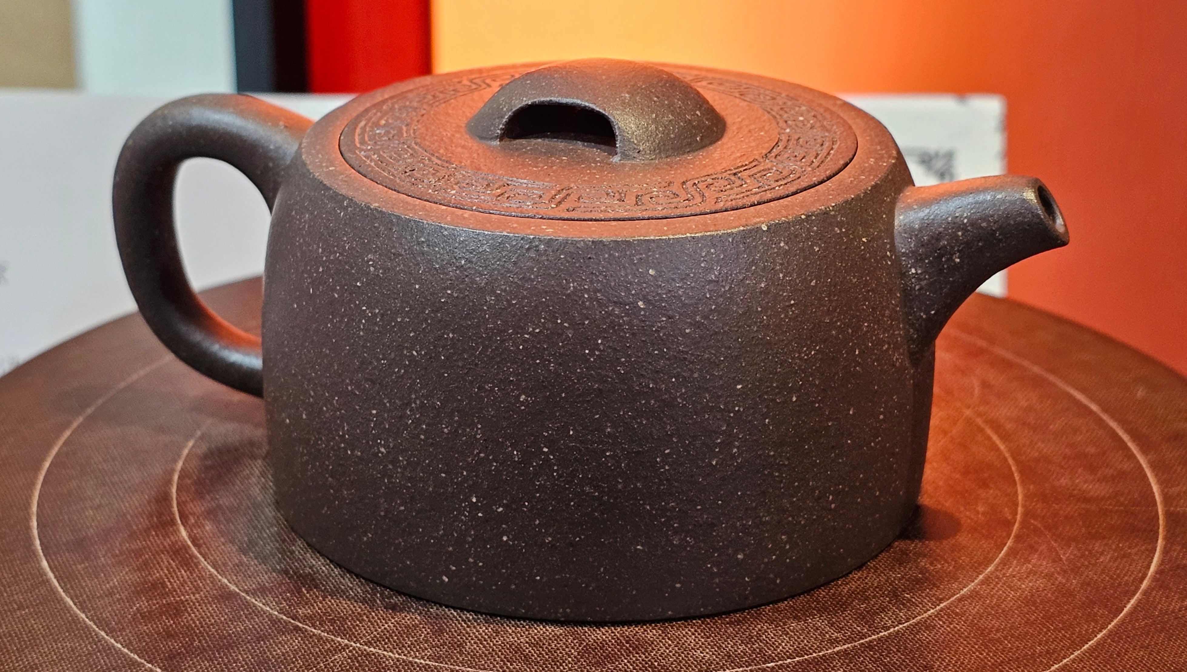 Niu Gai Jing Lan《牛盖井栏》, 164.3ml, Hei Zi Ni 黑紫泥, with Chinese Bronze Age Patterns~Engraving Art 青铜器纹样~刻绘, by our Craftsman Zhang Huan 张欢 ~ Congratulations to Mr T.A.! 2039hrs 15th Oct 2025, Samorin! Slovakia🇸🇰!