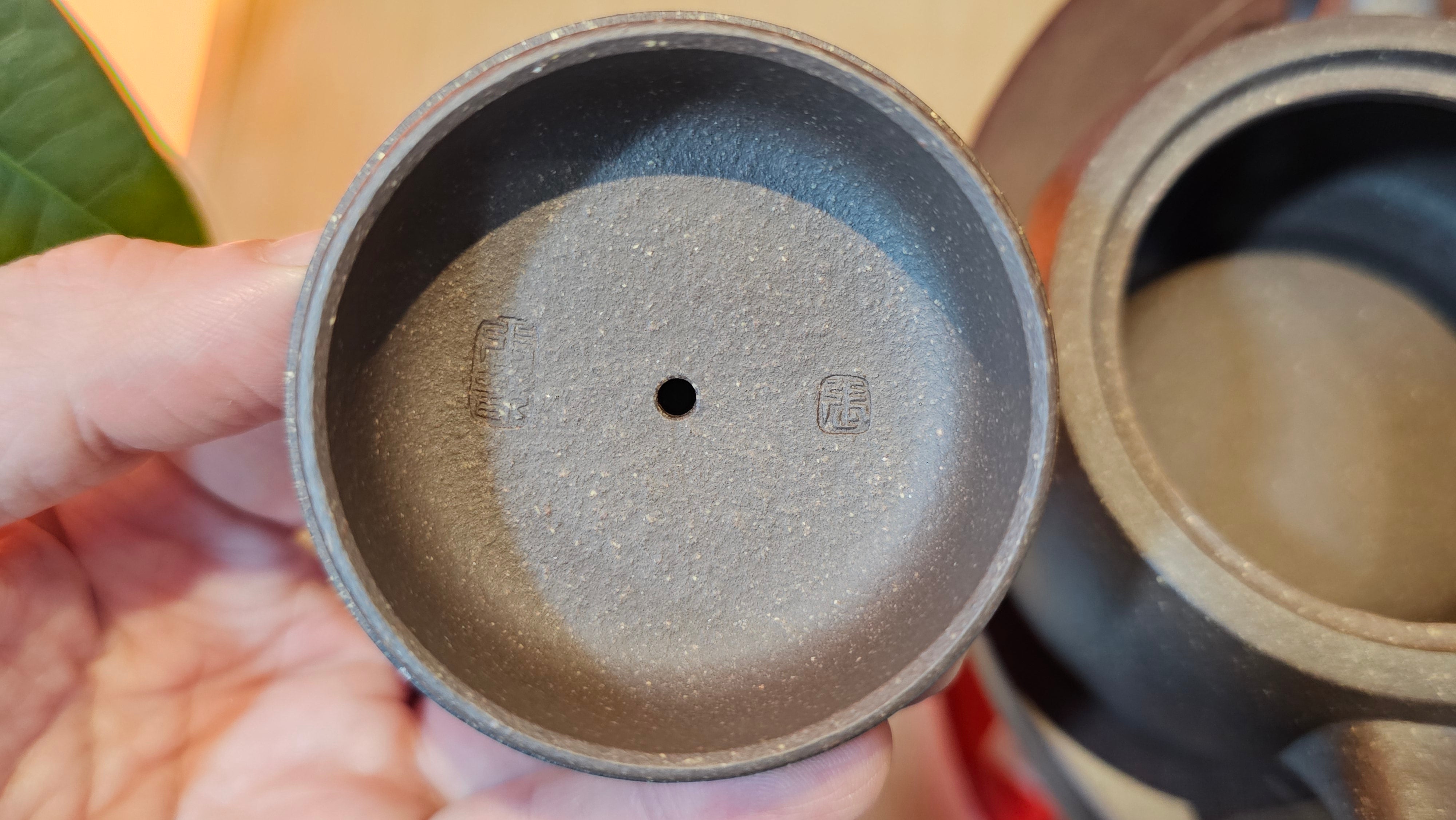 Niu Gai Jing Lan《牛盖井栏》, 164.3ml, Hei Zi Ni 黑紫泥, with Chinese Bronze Age Patterns~Engraving Art 青铜器纹样~刻绘, by our Craftsman Zhang Huan 张欢 ~ Congratulations to Mr T.A.! 2039hrs 15th Oct 2025, Samorin! Slovakia🇸🇰!