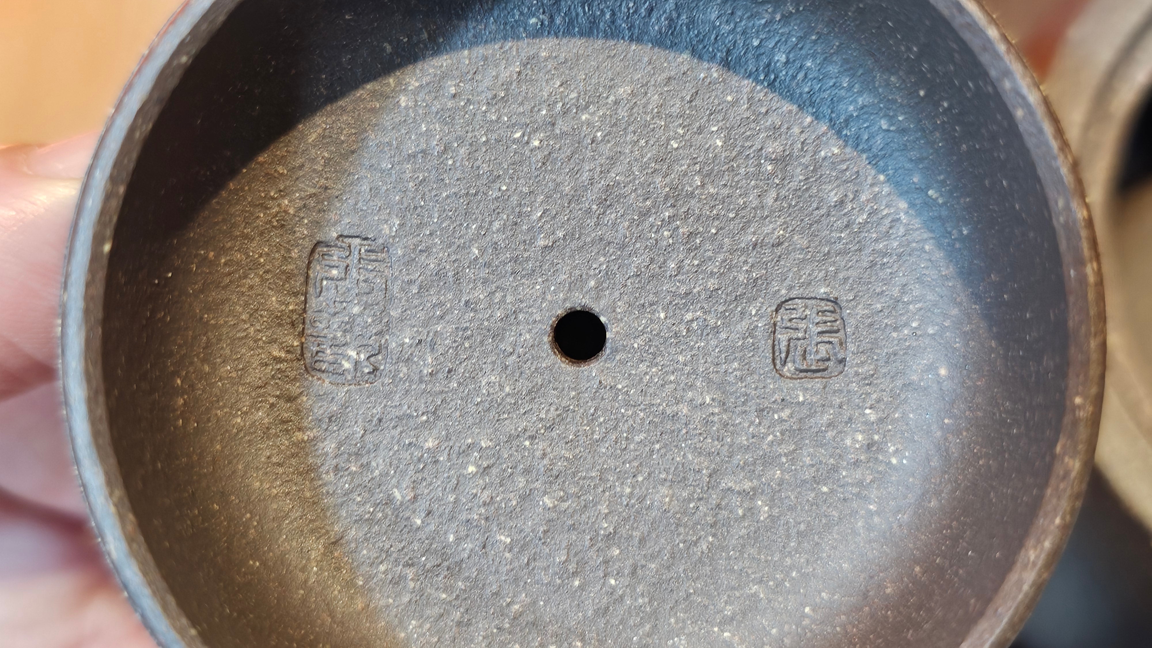 Niu Gai Jing Lan《牛盖井栏》, 164.3ml, Hei Zi Ni 黑紫泥, with Chinese Bronze Age Patterns~Engraving Art 青铜器纹样~刻绘, by our Craftsman Zhang Huan 张欢 ~ Congratulations to Mr T.A.! 2039hrs 15th Oct 2025, Samorin! Slovakia🇸🇰!