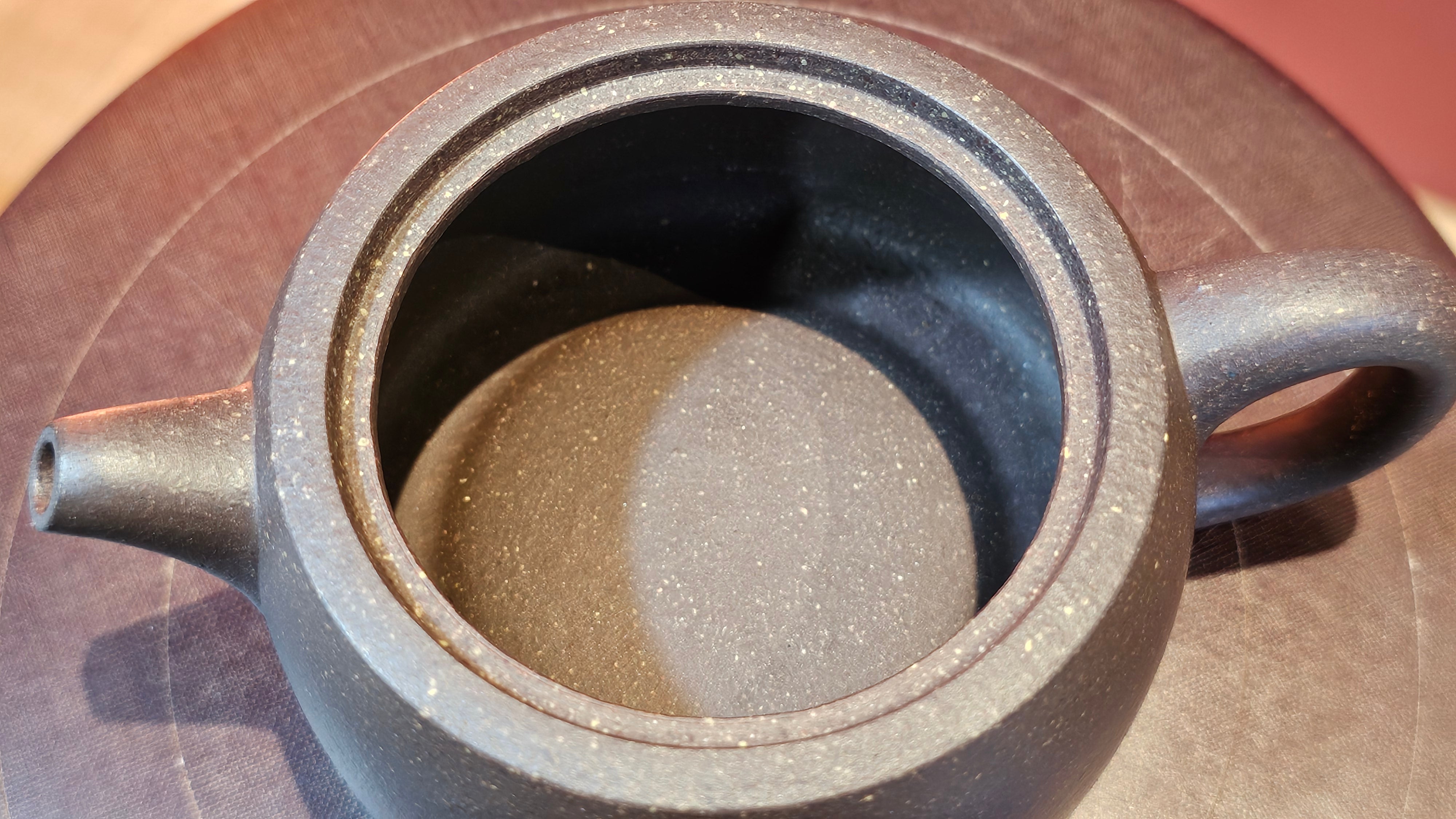 Niu Gai Jing Lan《牛盖井栏》, 164.3ml, Hei Zi Ni 黑紫泥, with Chinese Bronze Age Patterns~Engraving Art 青铜器纹样~刻绘, by our Craftsman Zhang Huan 张欢 ~ Congratulations to Mr T.A.! 2039hrs 15th Oct 2025, Samorin! Slovakia🇸🇰!