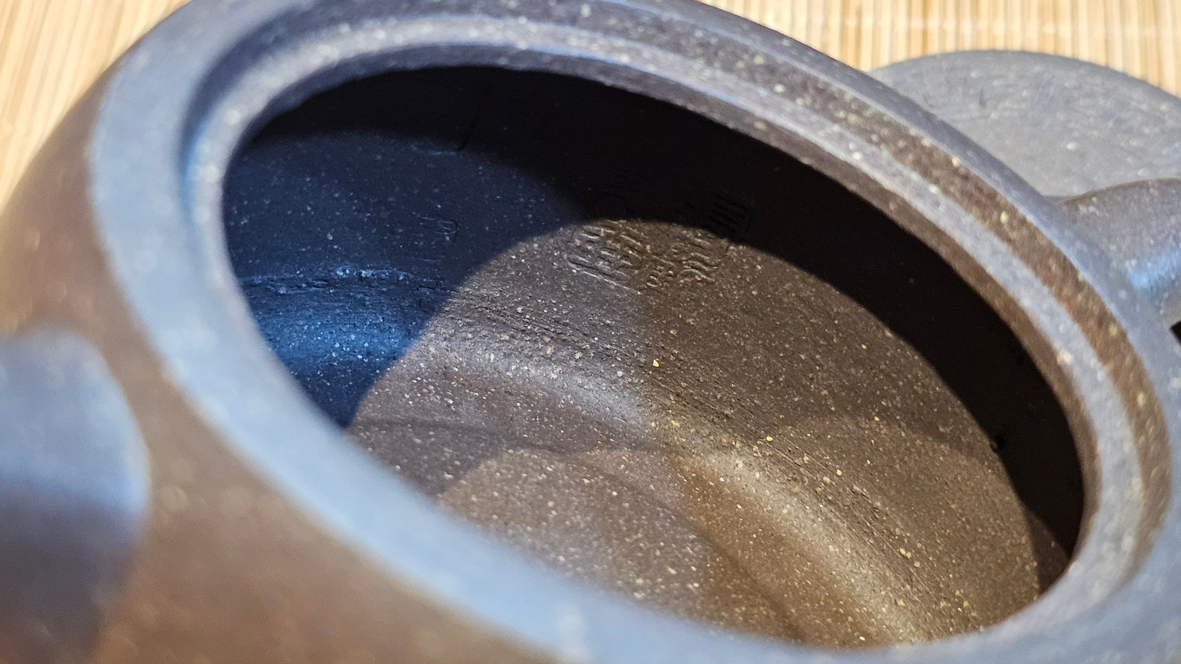 Niu Gai Jing Lan《牛盖井栏》, 164.3ml, Hei Zi Ni 黑紫泥, with Chinese Bronze Age Patterns~Engraving Art 青铜器纹样~刻绘, by our Craftsman Zhang Huan 张欢 ~ Congratulations to Mr T.A.! 2039hrs 15th Oct 2025, Samorin! Slovakia🇸🇰!