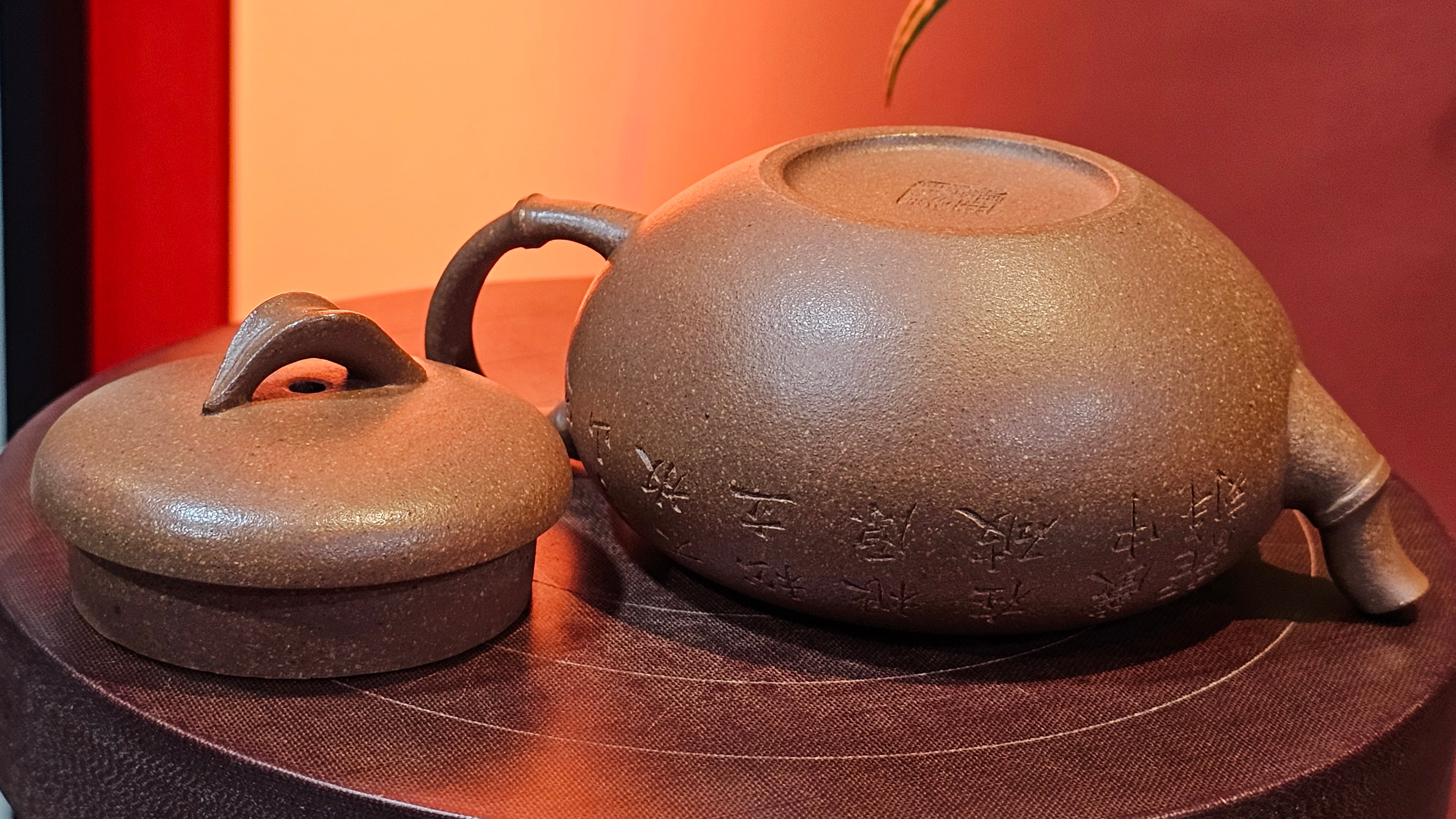 《一叶知秋》Yi Ye Zhi Qiu ~ "The Autumn Leaf", 166.5ml, Bao Shan Duan Ni 宝山段泥, by our Craftsman Zhang Huan 张欢, Bamboo and Calligraphy Engraving by Craftsman Yi Cheng 逸成 ~!Congratulations to Mr A.A.! 1006hrs 15th Oct 2025, Port Franks! Canada🇨🇦.