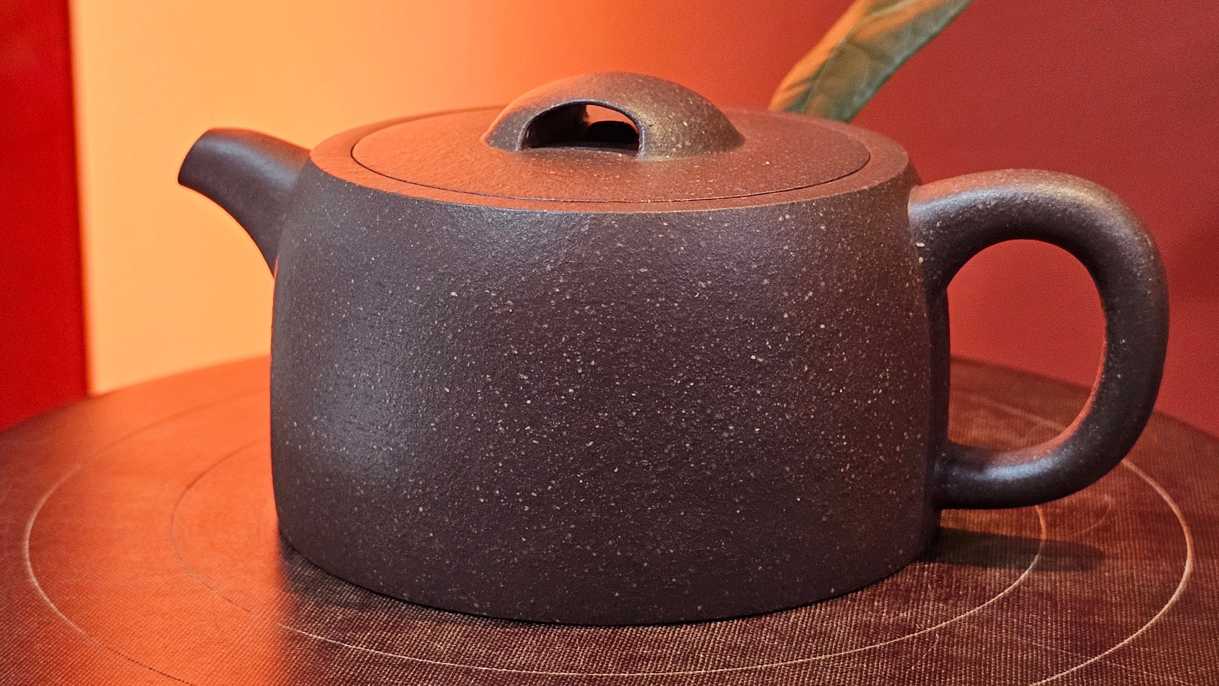 Niu Gai Jing Lan《牛盖井栏》, 165.1ml, Hei Zi Ni 黑紫泥, with Chinese Bronze Age Patterns~Engraving Art 青铜器纹样~刻绘, by our Craftsman Zhang Huan 张欢 ~ Congratulations!to Mr R.D.K., 0831hrs 15th Oct 2025, Montréal! Canada🇨🇦.