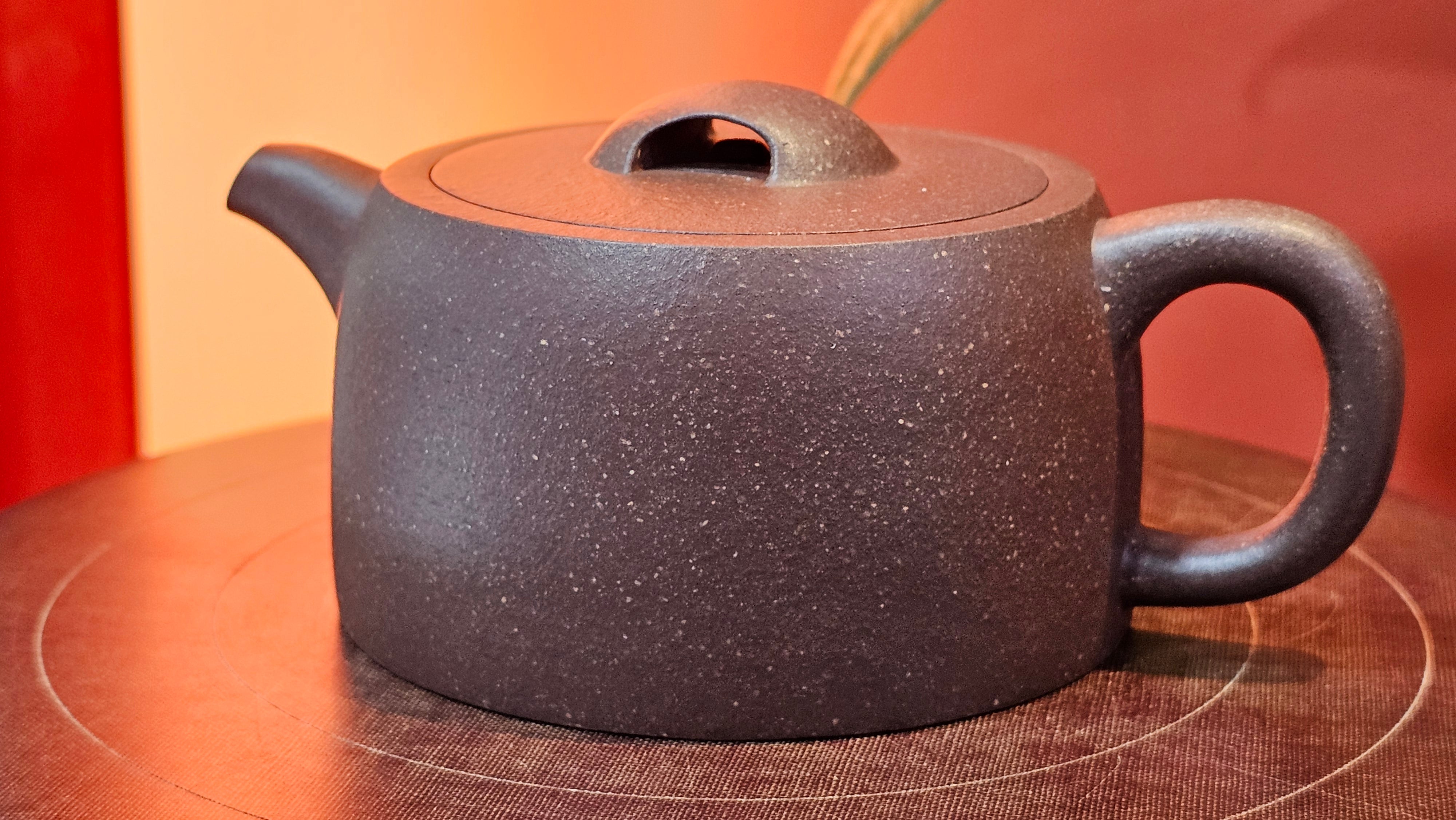 Niu Gai Jing Lan《牛盖井栏》, 165.1ml, Hei Zi Ni 黑紫泥, with Chinese Bronze Age Patterns~Engraving Art 青铜器纹样~刻绘, by our Craftsman Zhang Huan 张欢 ~ Congratulations!to Mr R.D.K., 0831hrs 15th Oct 2025, Montréal! Canada🇨🇦.