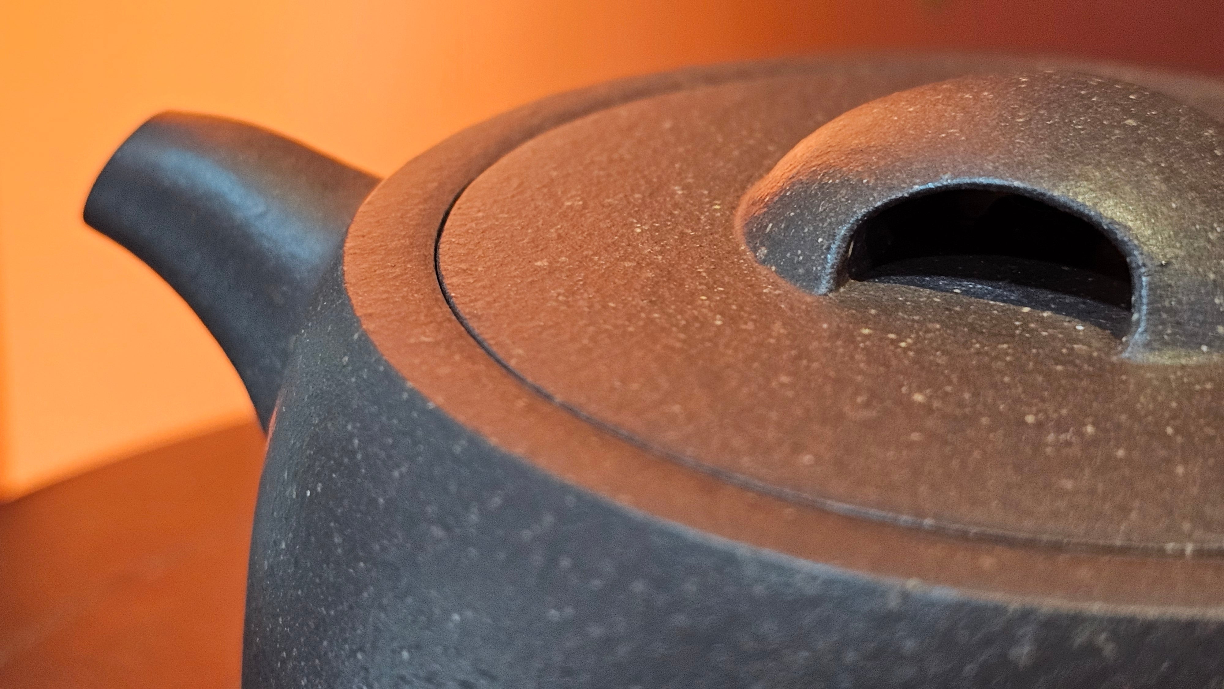 Niu Gai Jing Lan《牛盖井栏》, 165.1ml, Hei Zi Ni 黑紫泥, with Chinese Bronze Age Patterns~Engraving Art 青铜器纹样~刻绘, by our Craftsman Zhang Huan 张欢 ~ Congratulations!to Mr R.D.K., 0831hrs 15th Oct 2025, Montréal! Canada🇨🇦.