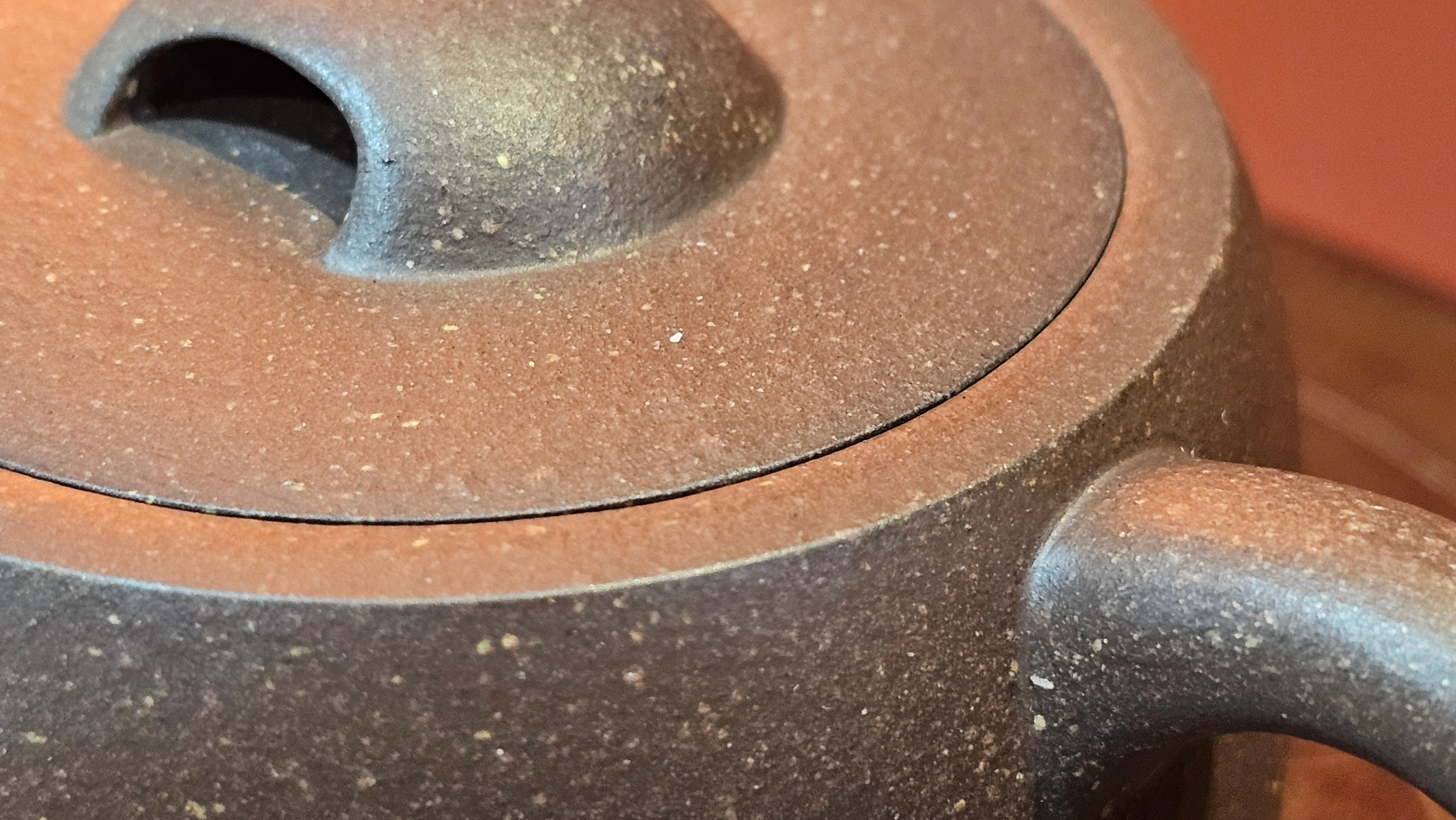 Niu Gai Jing Lan《牛盖井栏》, 165.1ml, Hei Zi Ni 黑紫泥, with Chinese Bronze Age Patterns~Engraving Art 青铜器纹样~刻绘, by our Craftsman Zhang Huan 张欢 ~ Congratulations!to Mr R.D.K., 0831hrs 15th Oct 2025, Montréal! Canada🇨🇦.