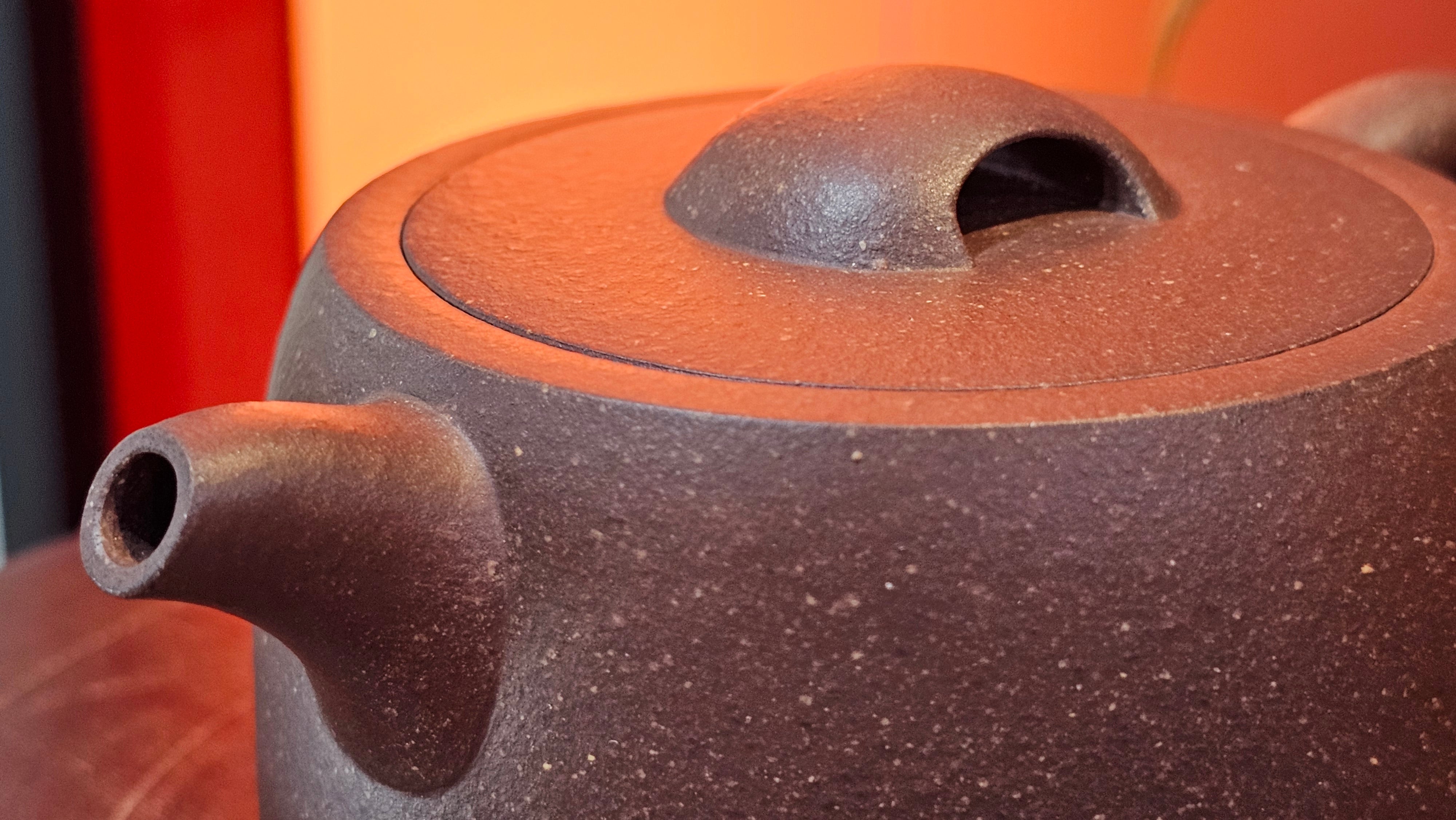 Niu Gai Jing Lan《牛盖井栏》, 165.1ml, Hei Zi Ni 黑紫泥, with Chinese Bronze Age Patterns~Engraving Art 青铜器纹样~刻绘, by our Craftsman Zhang Huan 张欢 ~ Congratulations!to Mr R.D.K., 0831hrs 15th Oct 2025, Montréal! Canada🇨🇦.