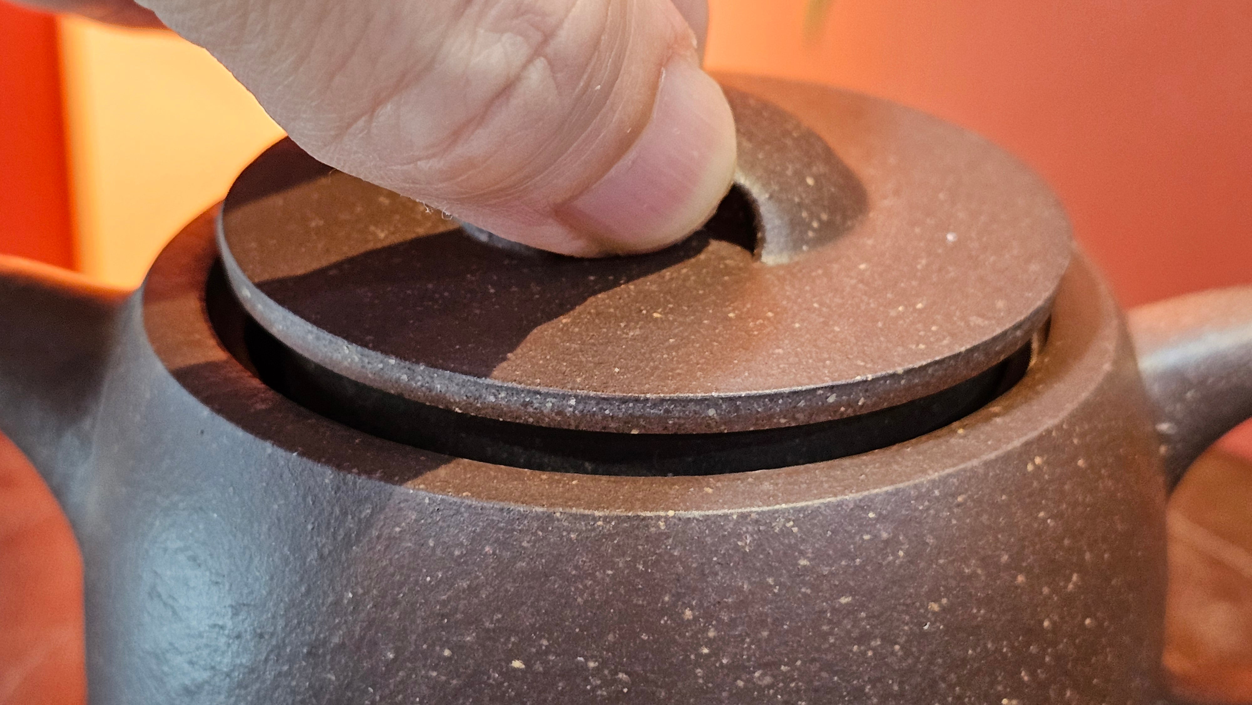 Niu Gai Jing Lan《牛盖井栏》, 165.1ml, Hei Zi Ni 黑紫泥, with Chinese Bronze Age Patterns~Engraving Art 青铜器纹样~刻绘, by our Craftsman Zhang Huan 张欢 ~ Congratulations!to Mr R.D.K., 0831hrs 15th Oct 2025, Montréal! Canada🇨🇦.